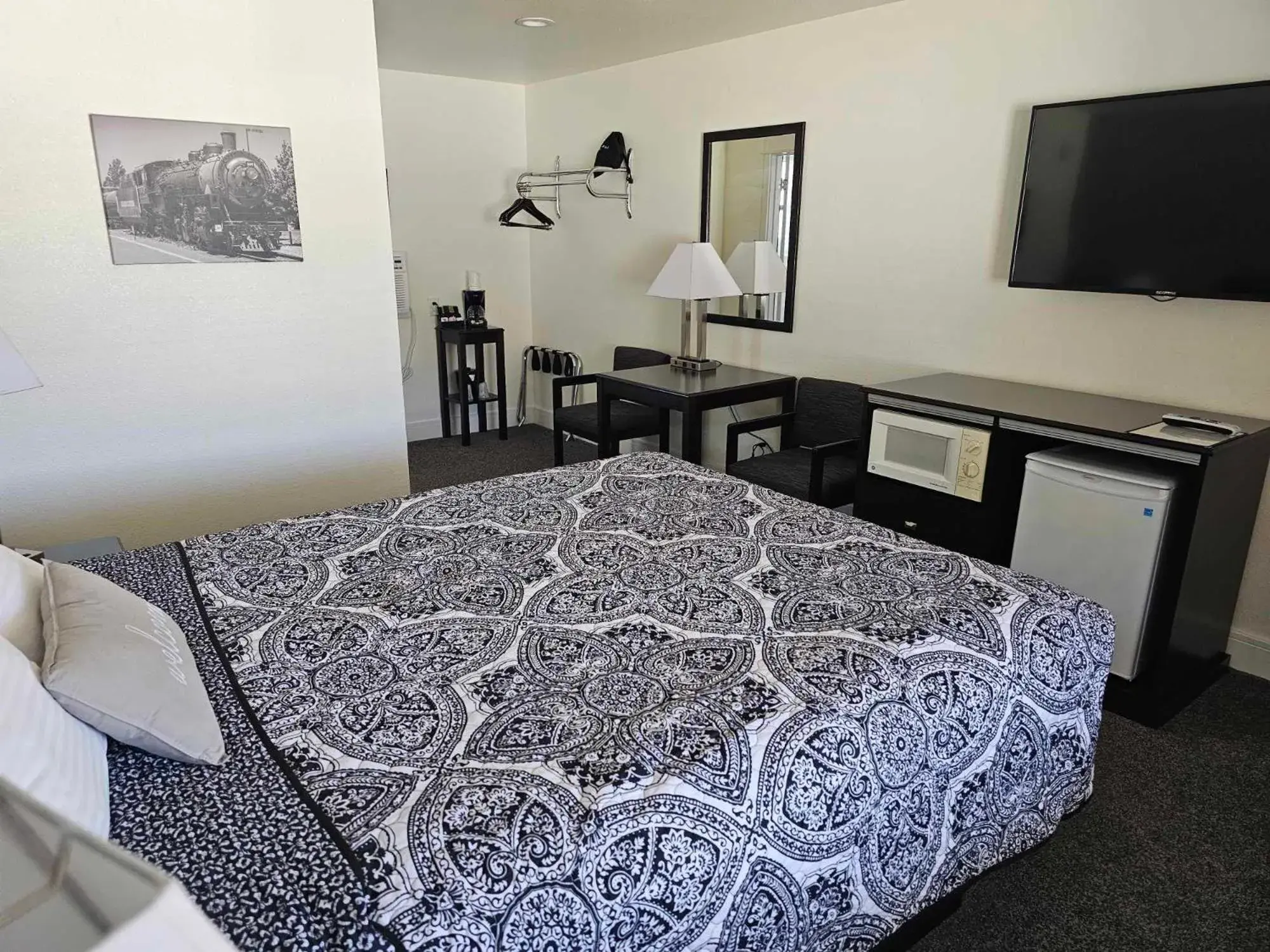 Queen Room in El Rancho Motel Queen Room in El Rancho Motel