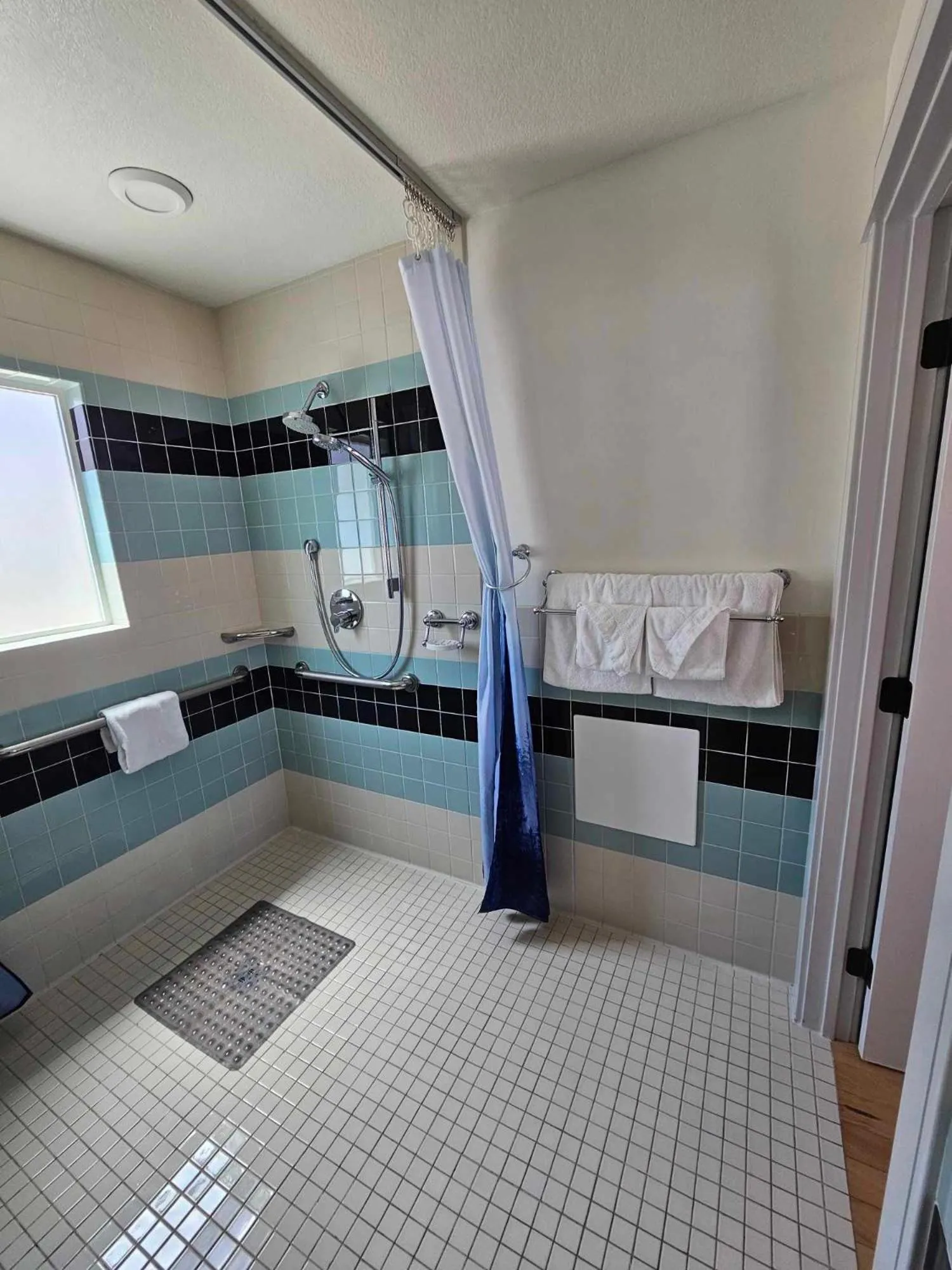 Shower in El Rancho Motel