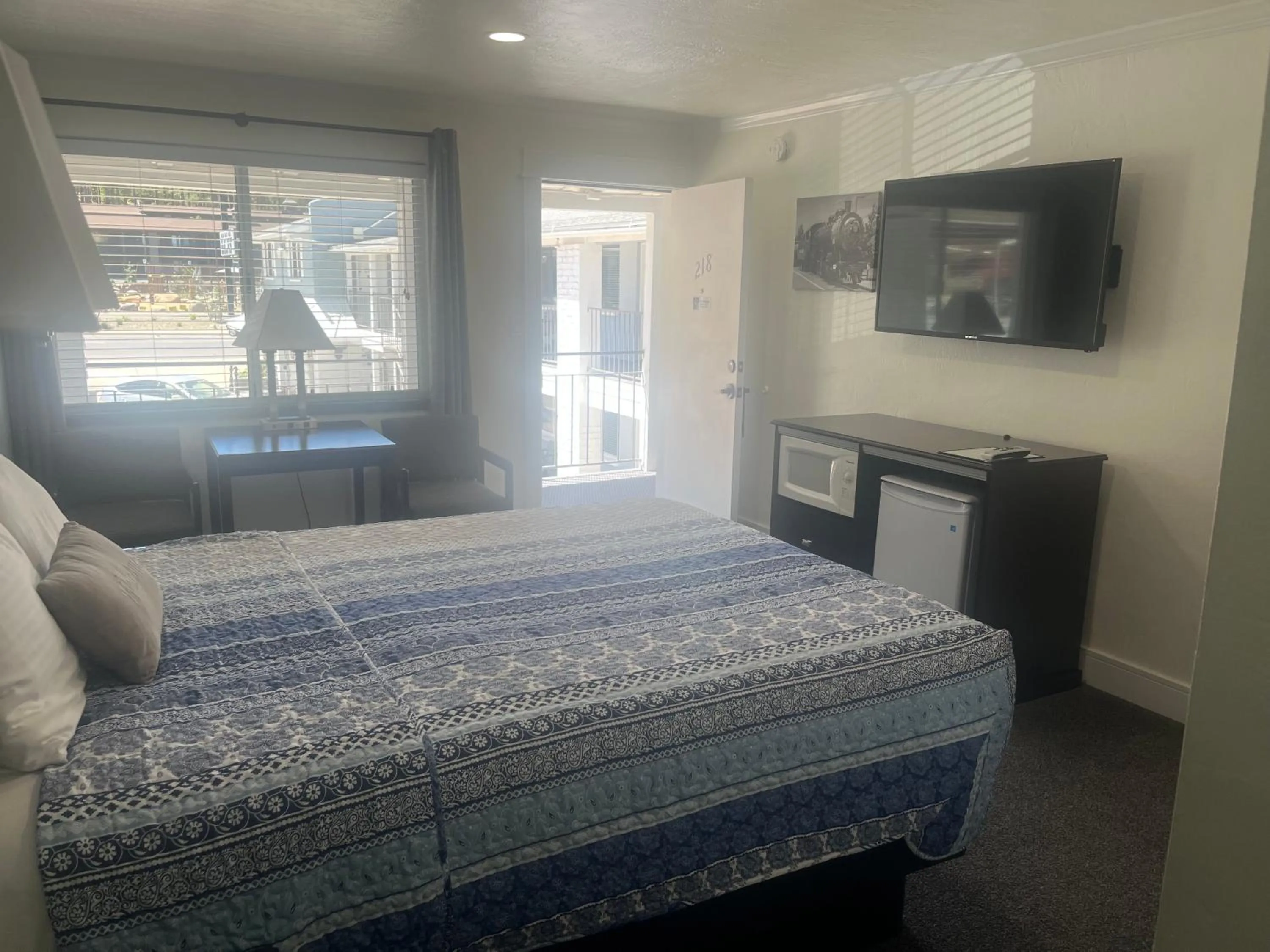 TV and multimedia, Bed in El Rancho Motel