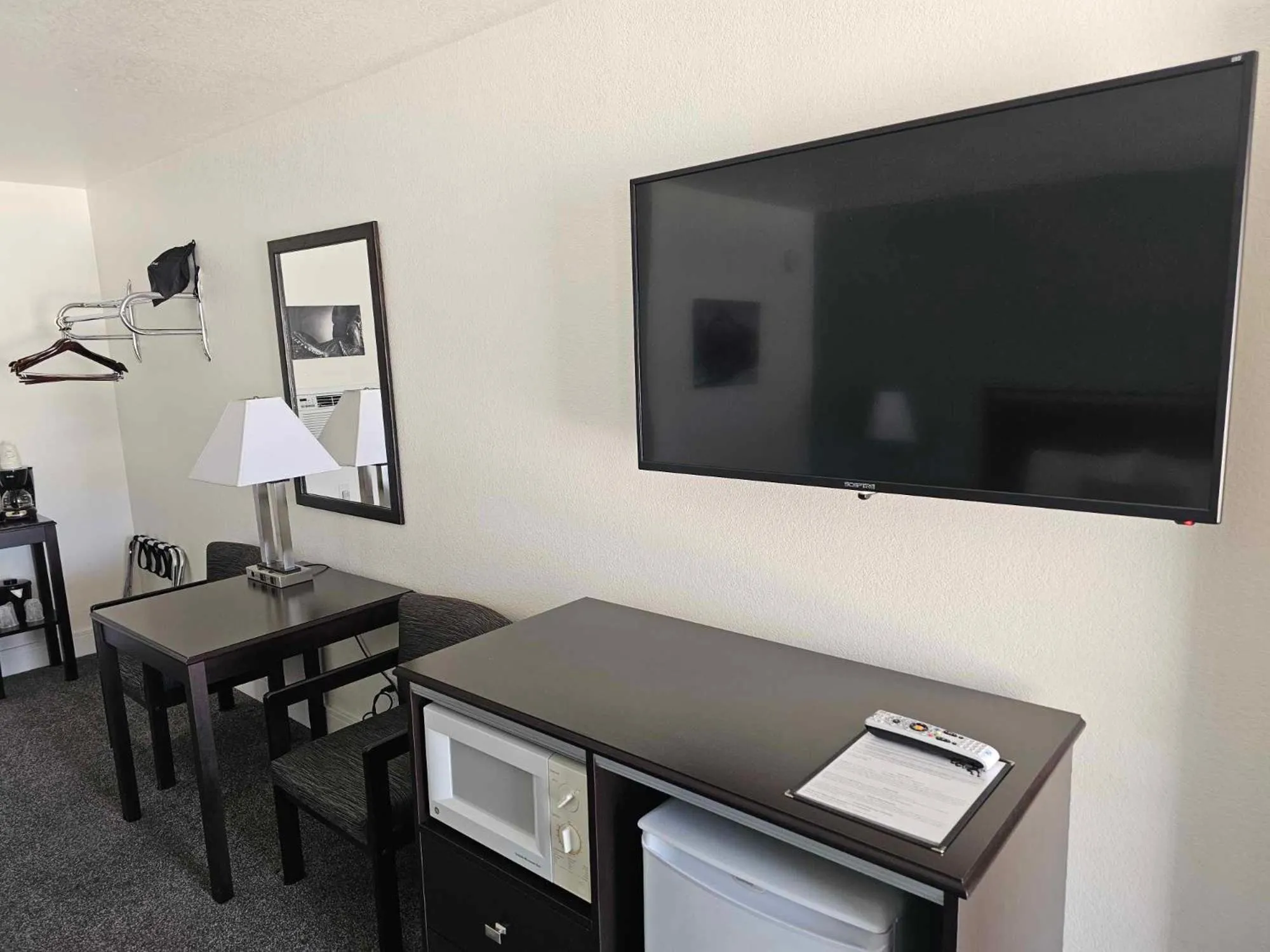 TV and multimedia in El Rancho Motel