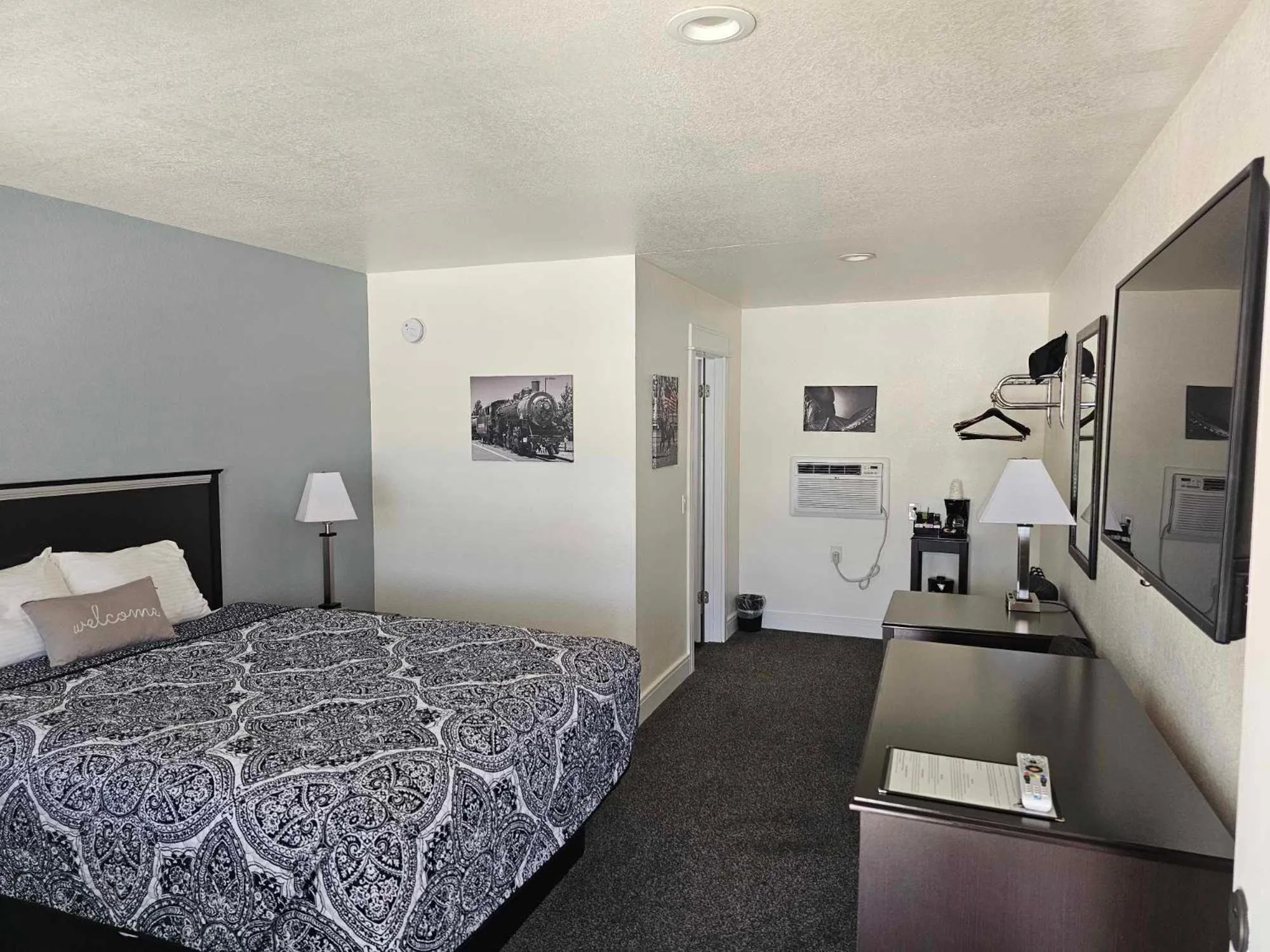 TV and multimedia, Bed in El Rancho Motel