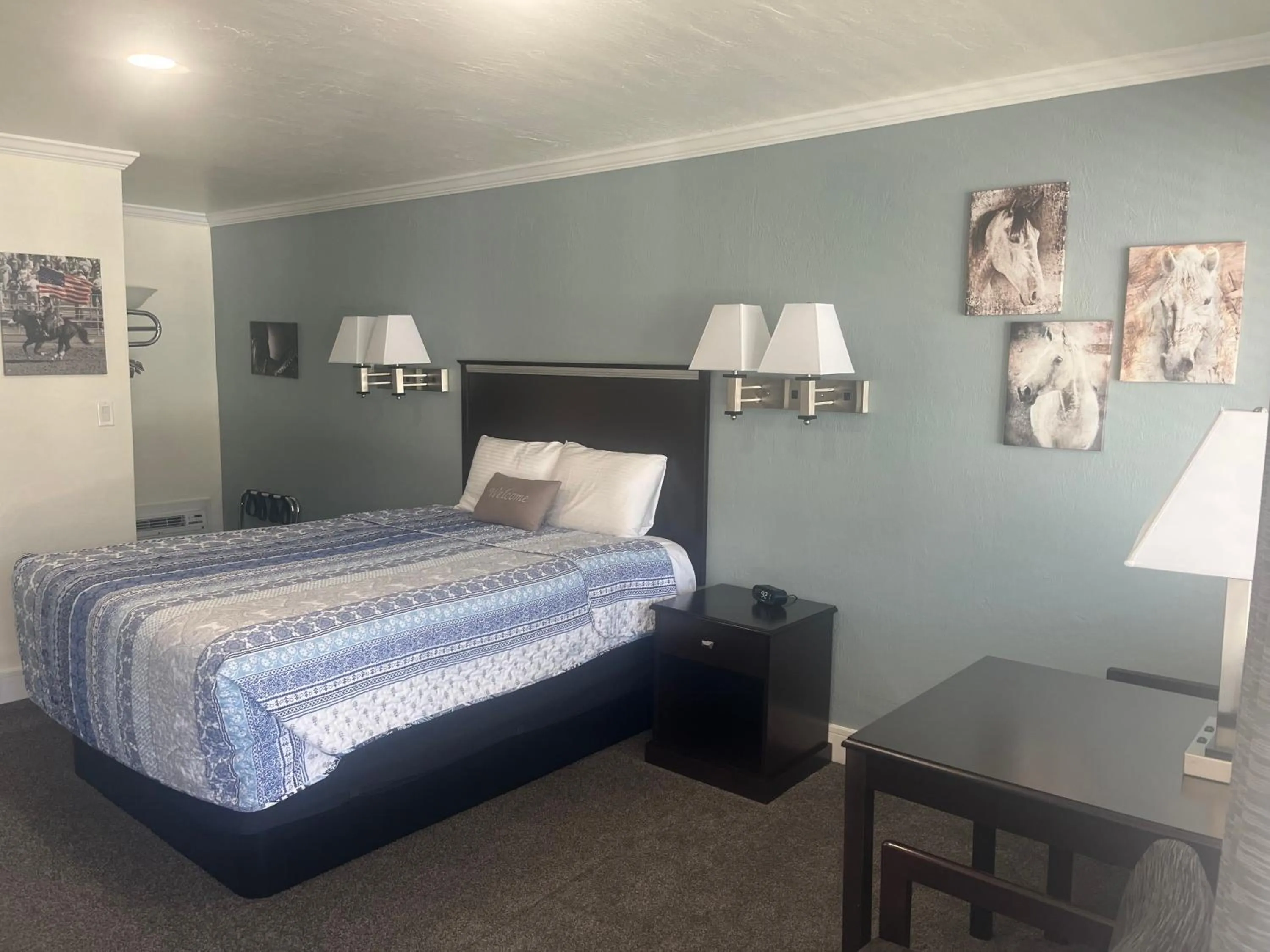 Seating area, Bed in El Rancho Motel