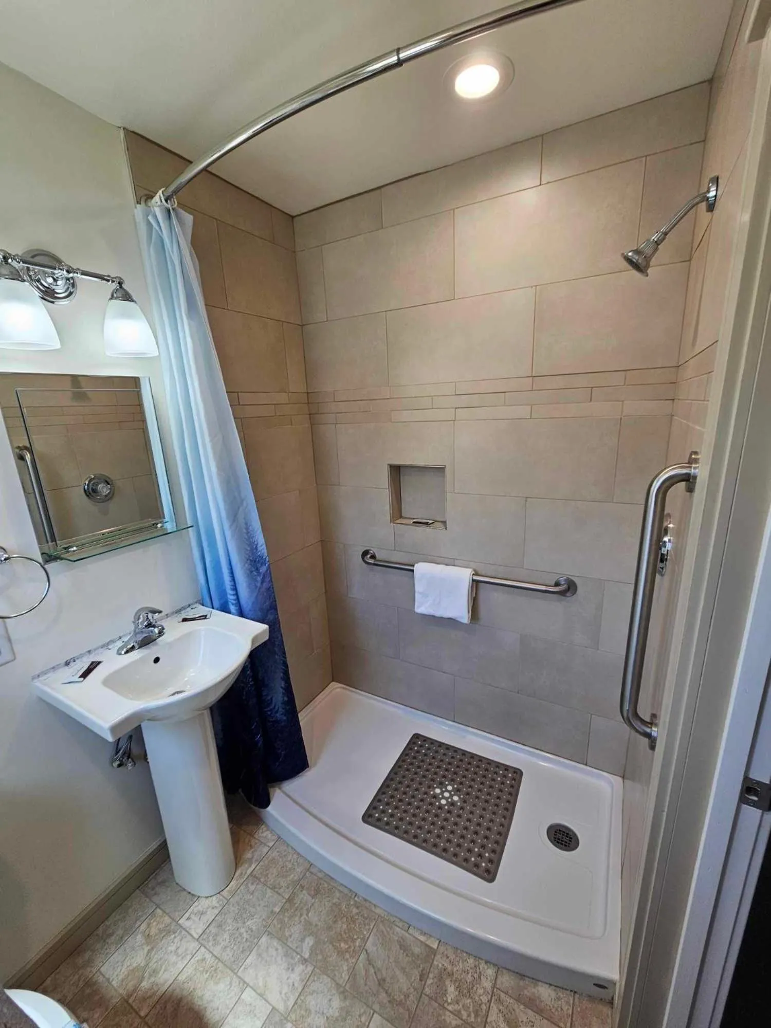 Shower in El Rancho Motel