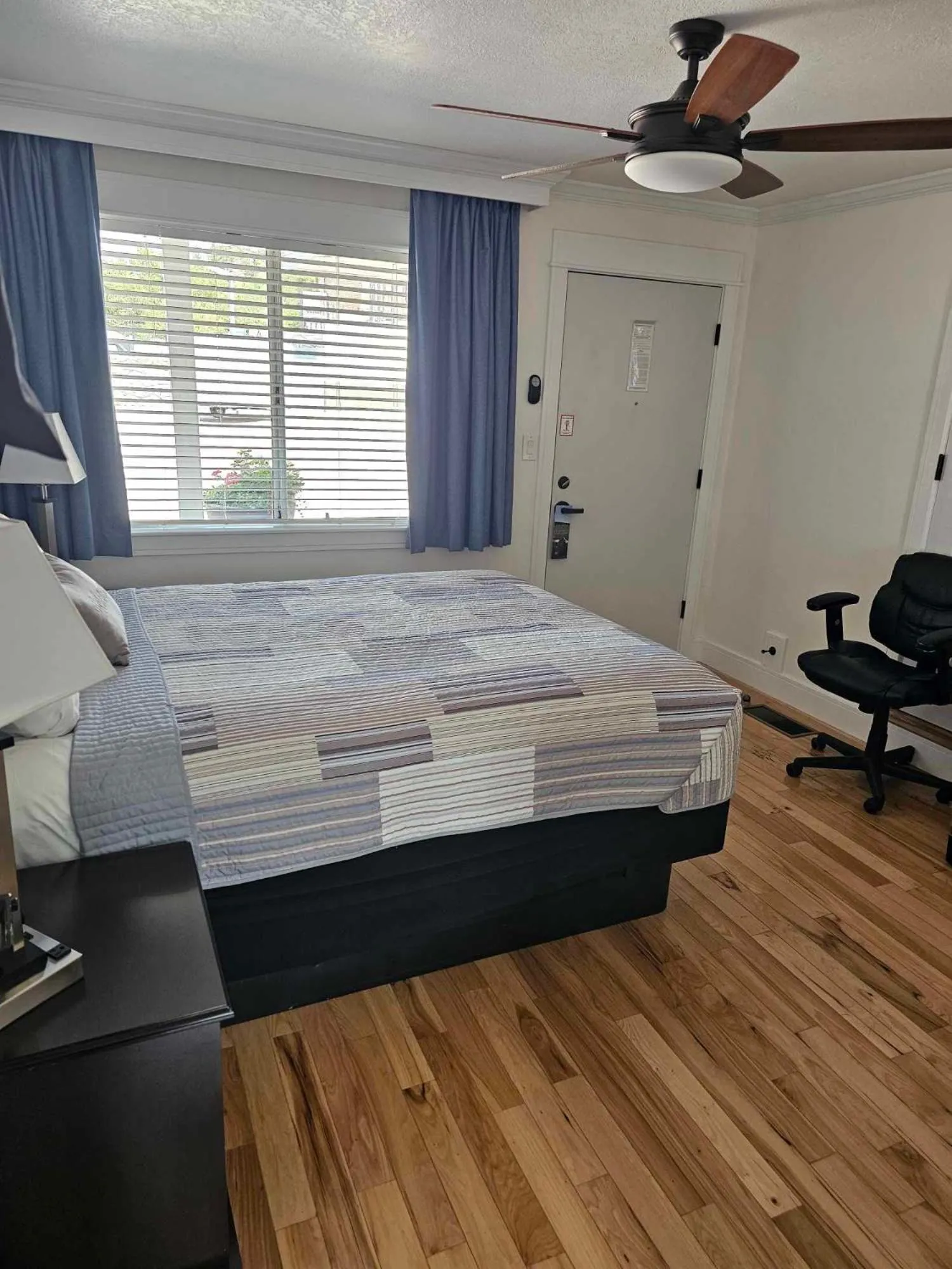 Bed in El Rancho Motel