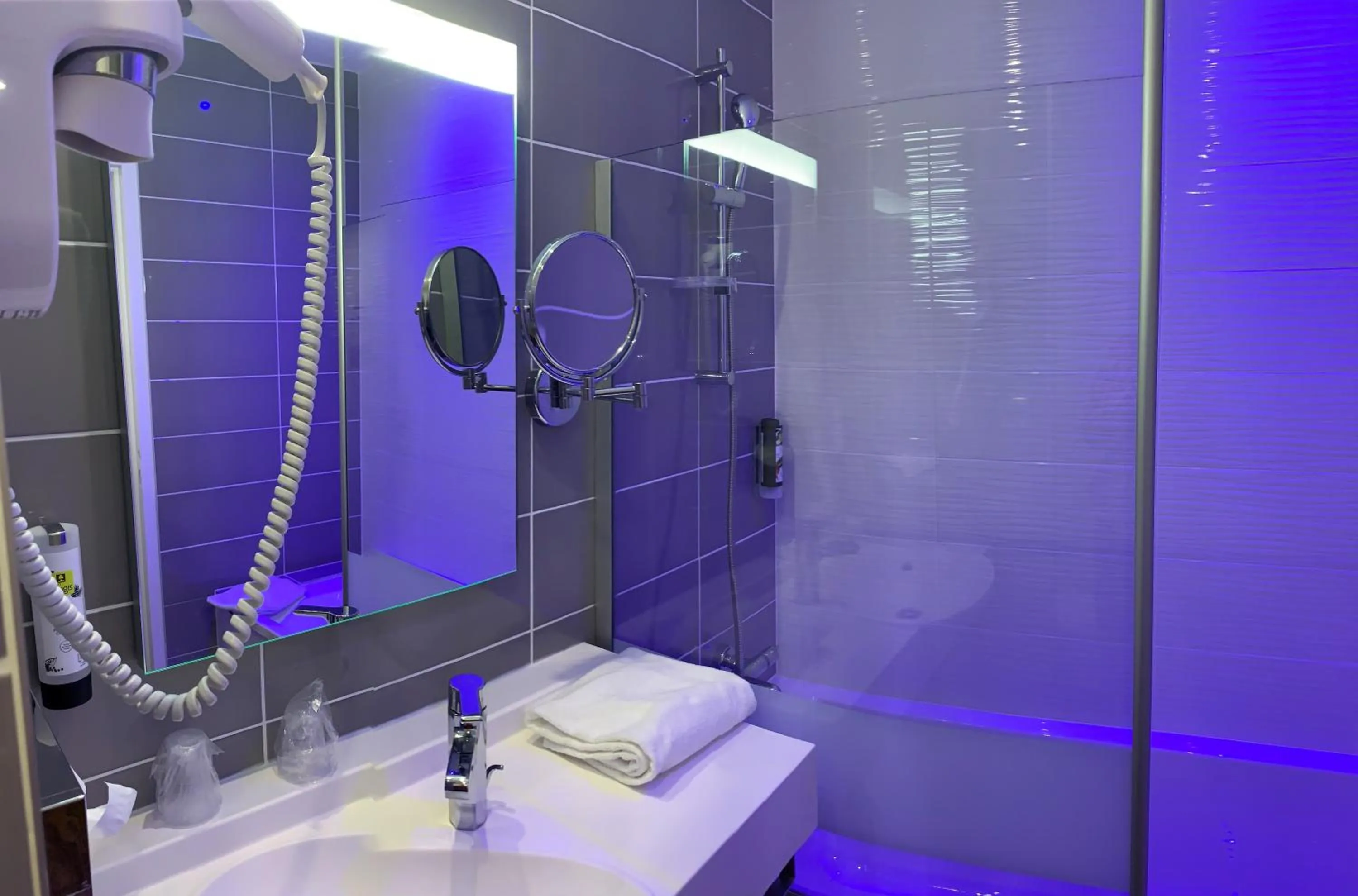 Bathroom in Logis Hôtel-Restaurant LE FONTARABIE