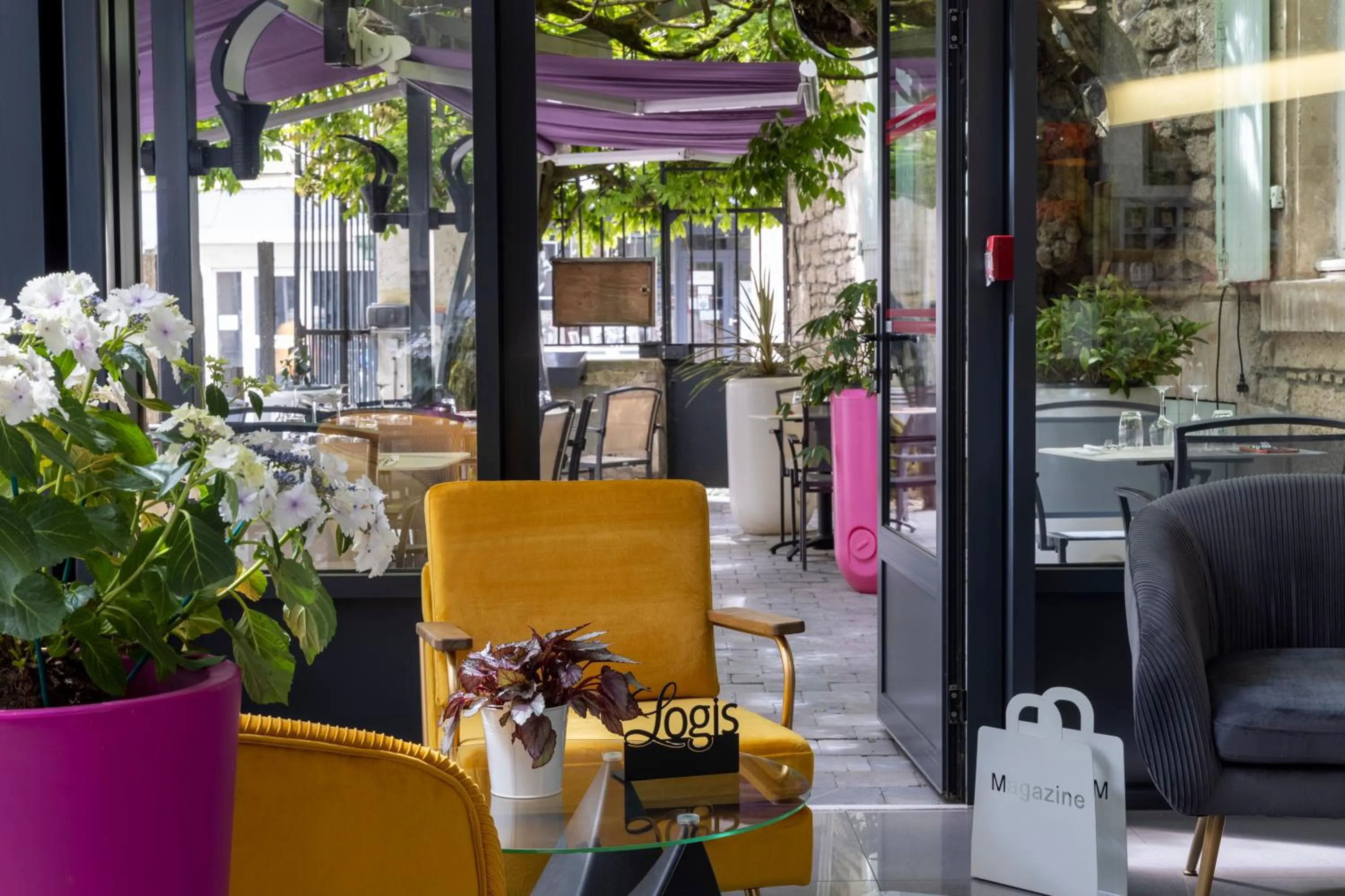 Patio in Logis Hôtel-Restaurant LE FONTARABIE
