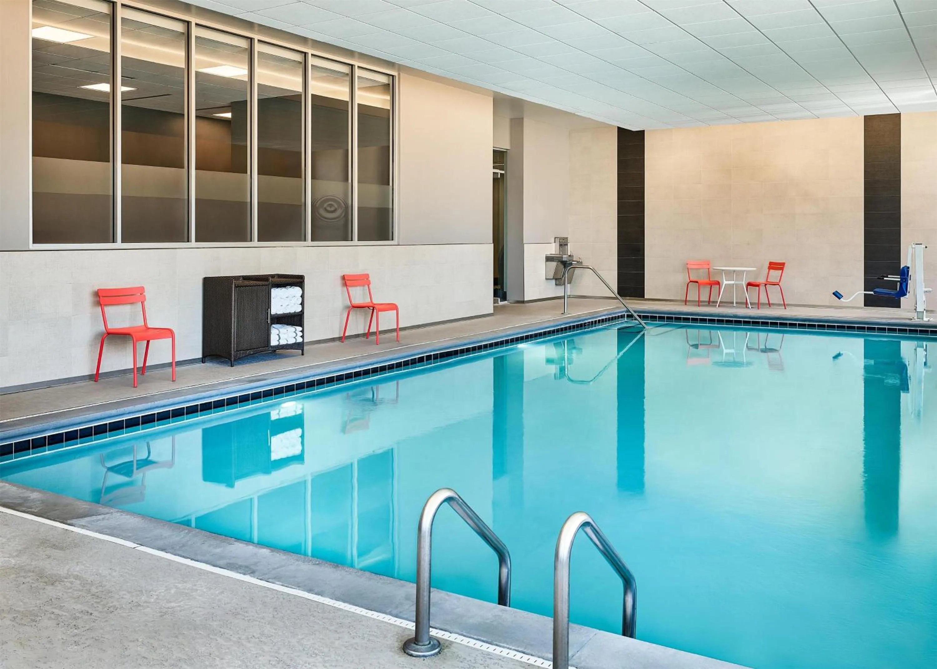 Swimming pool in Hyatt Place Pena Station/Denver Airport