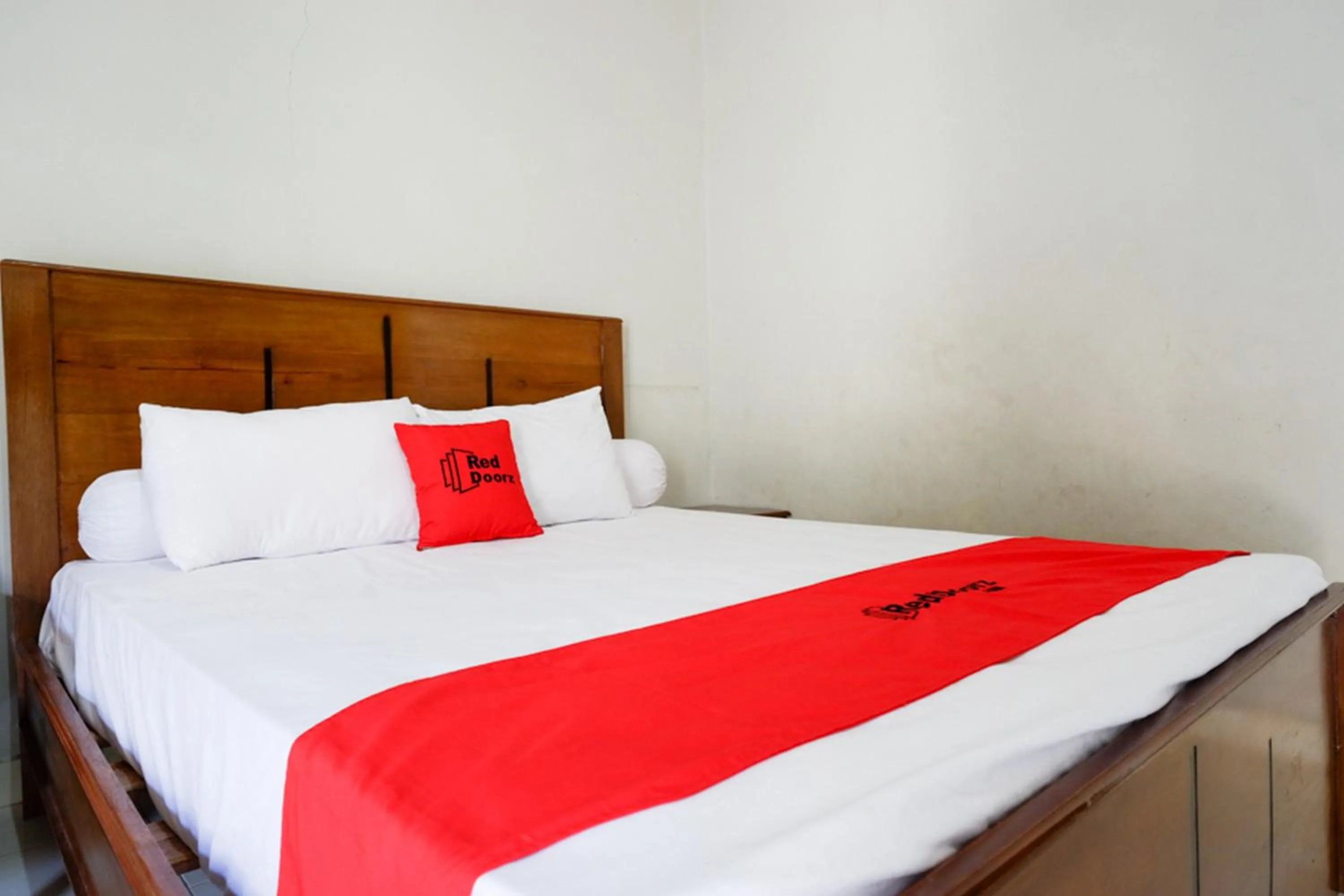Bedroom, Bed in RedDoorz near Mutiara SIS Al Jufrie Airport Palu