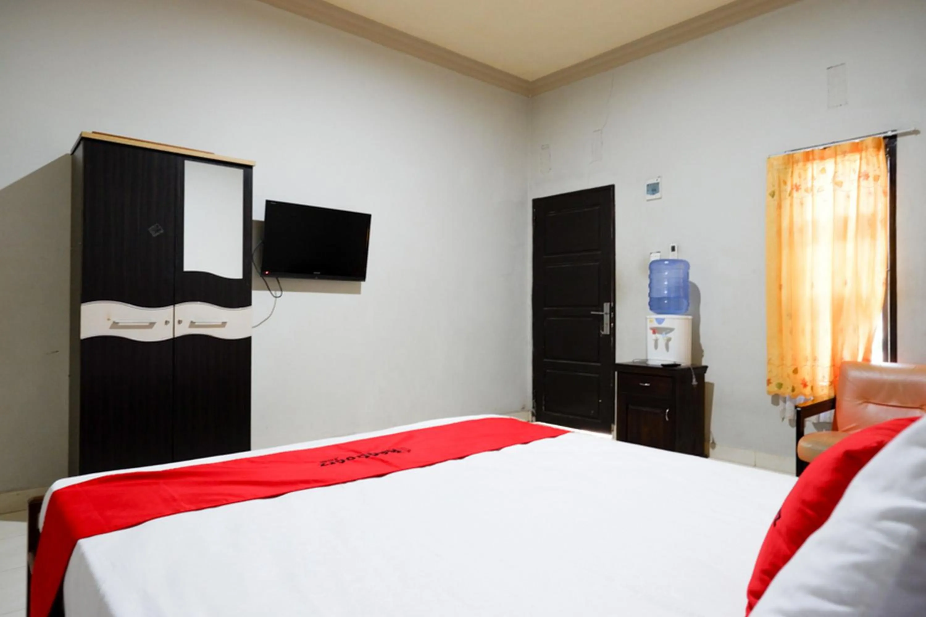 Bed in RedDoorz near Mutiara SIS Al Jufrie Airport Palu