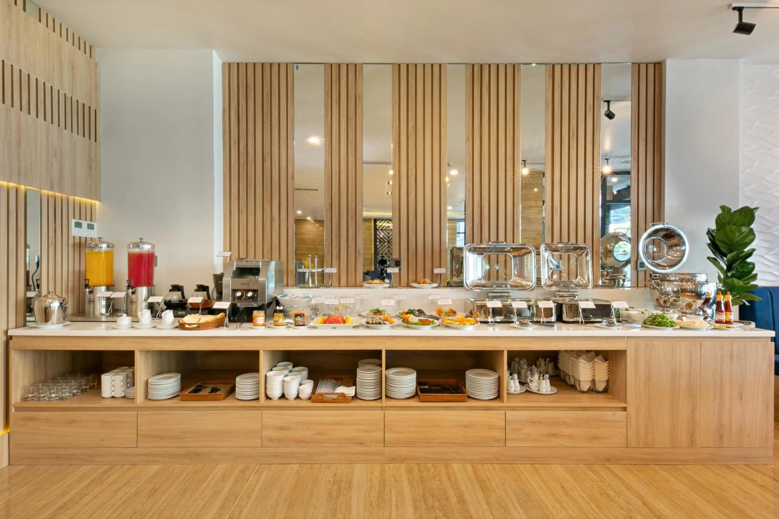 Restaurant/places to eat in Sun River Hotel & Apartment