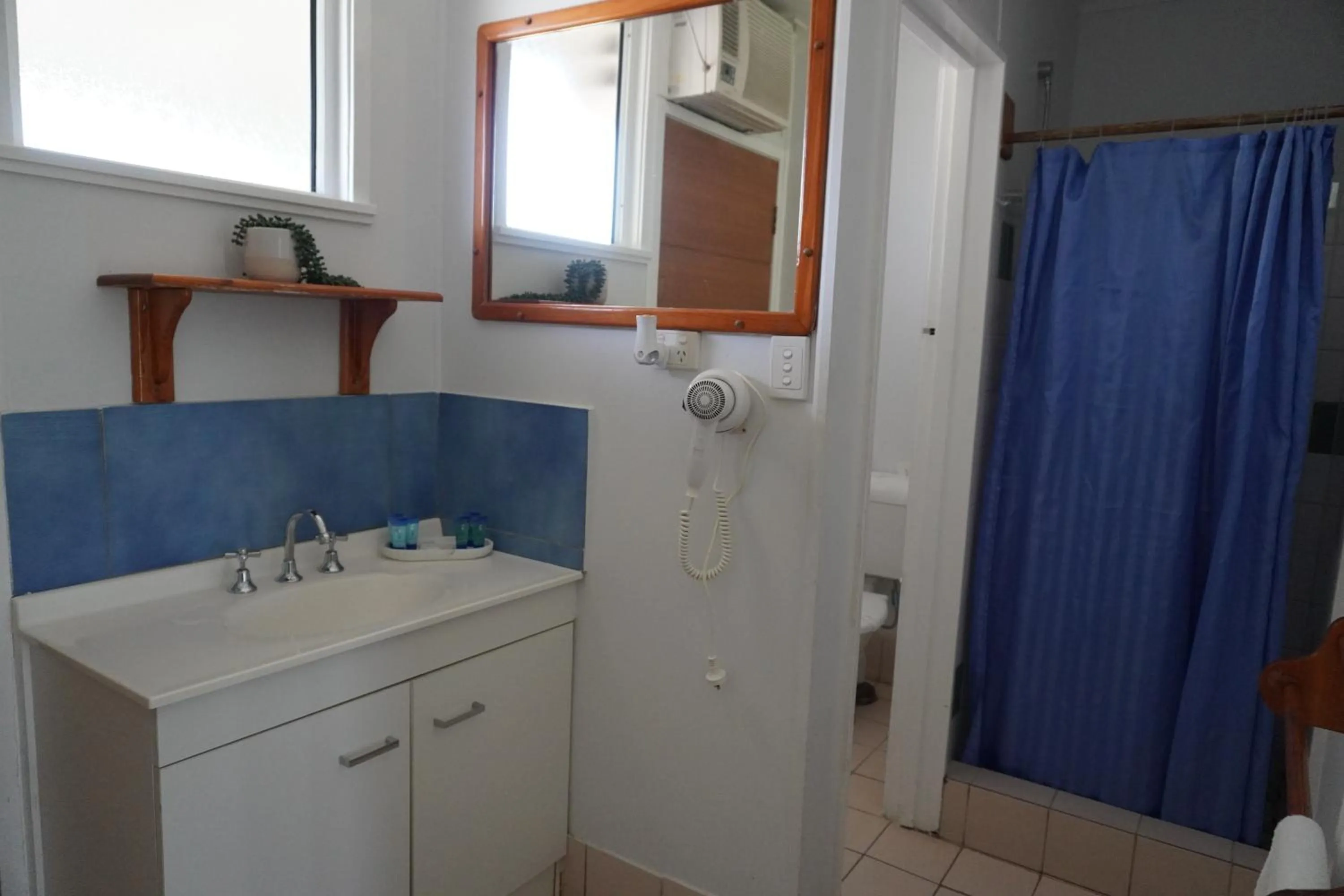 Bathroom in Ocean View Motel Bowen