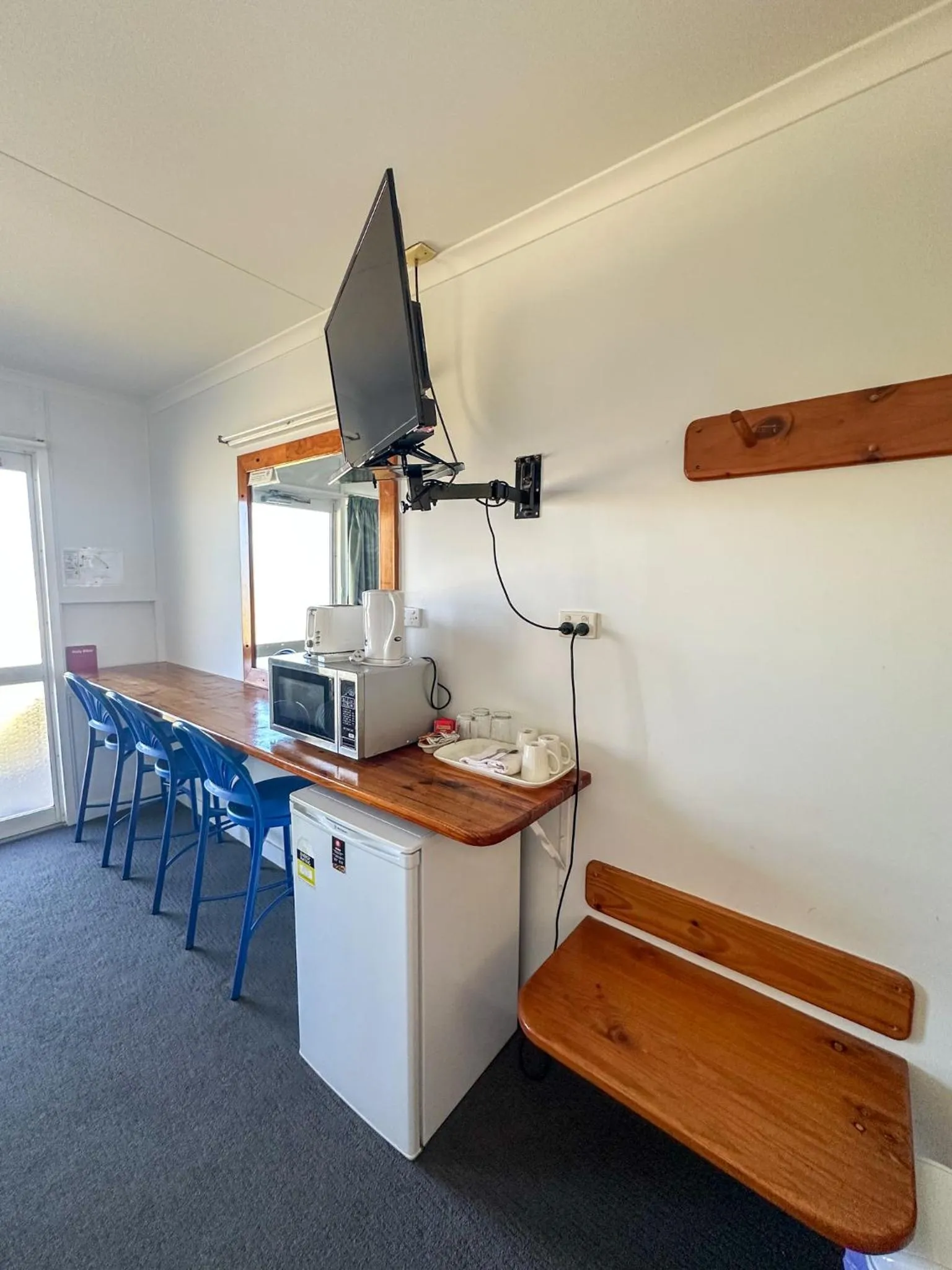 TV and multimedia in Ocean View Motel Bowen