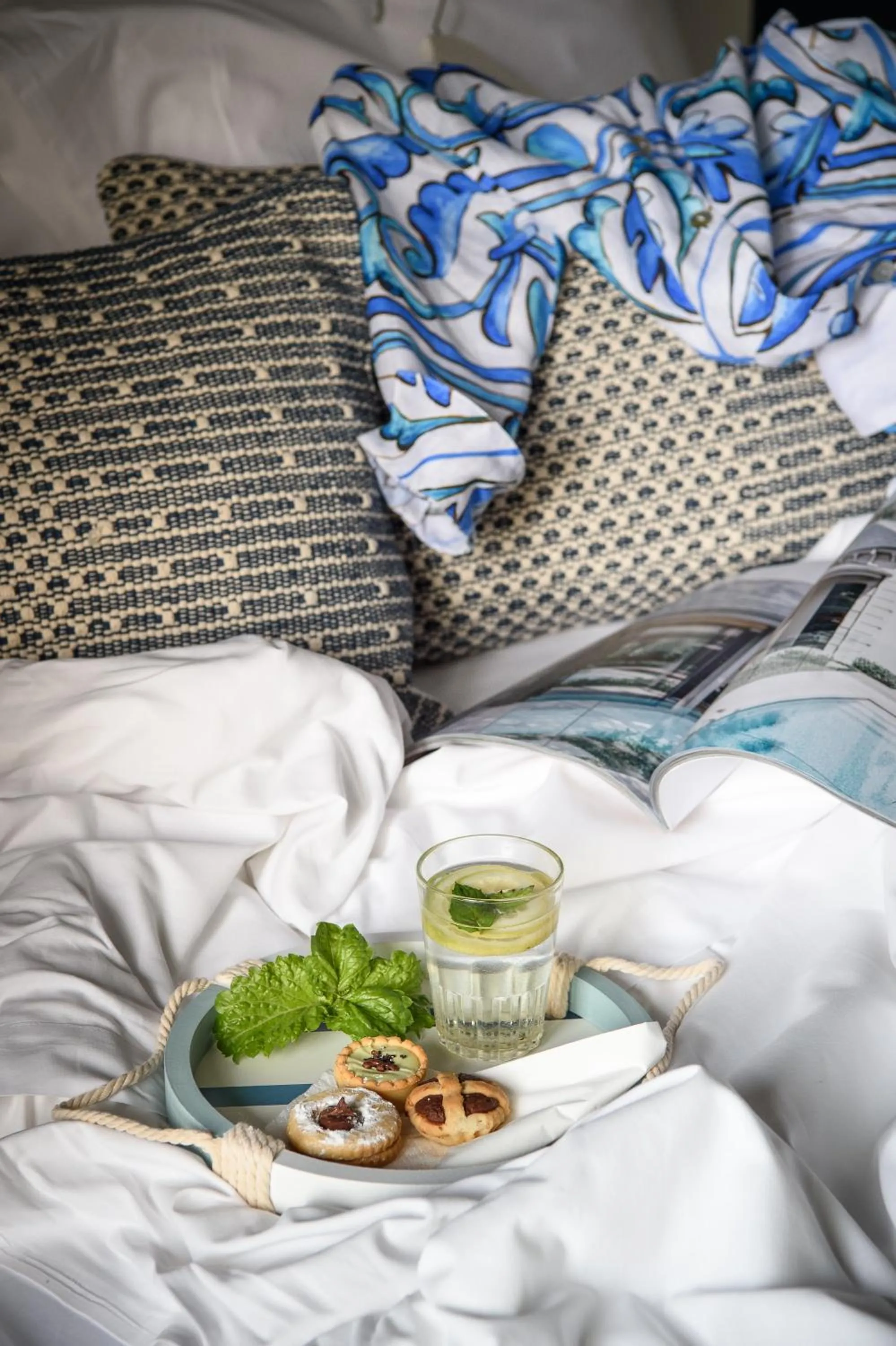Kitchen or kitchenette, Bed in Les Suites des Tout le Monde