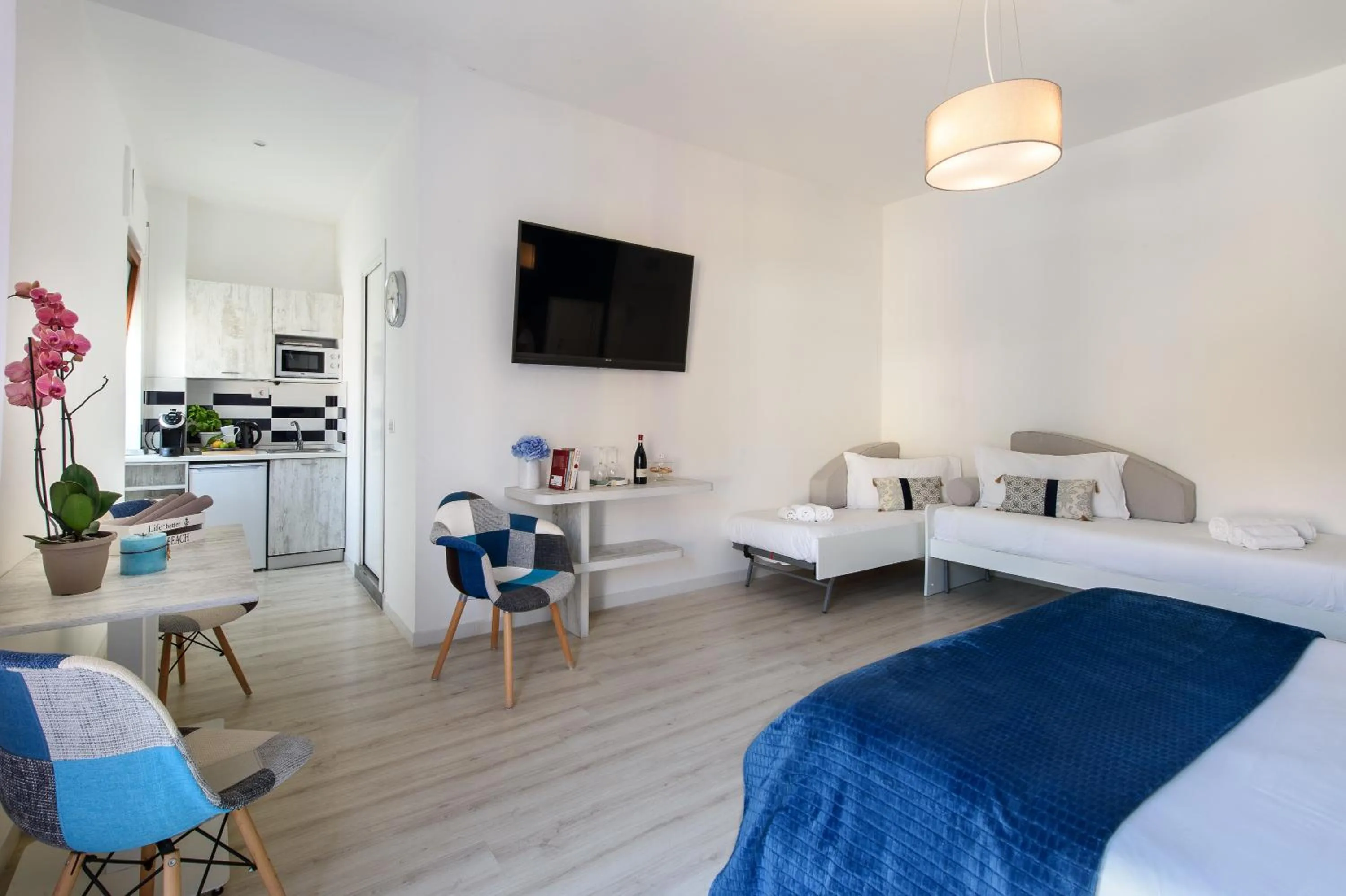 Kitchen or kitchenette, Bed in Les Suites des Tout le Monde