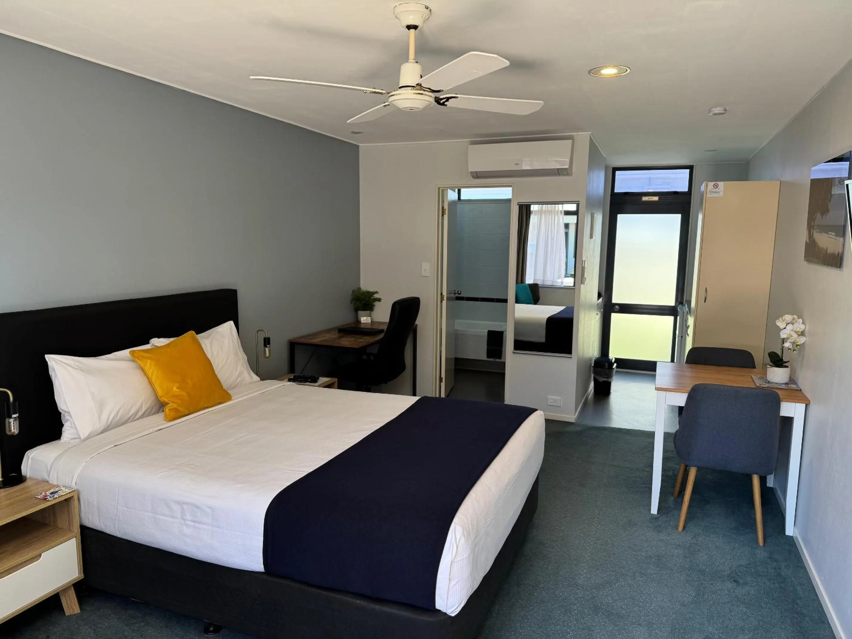 Bed in Academy Motor Inn