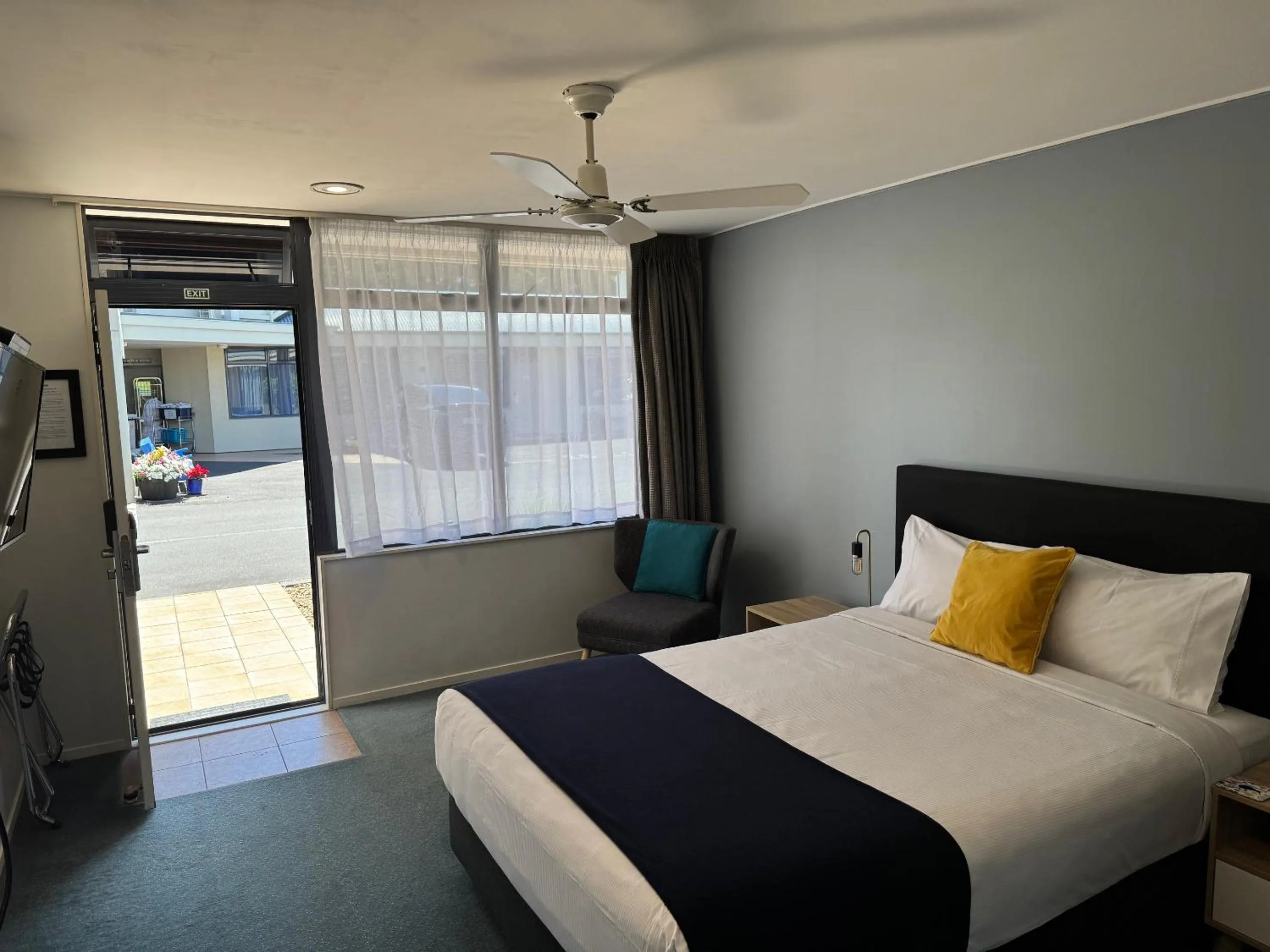 Bed in Academy Motor Inn