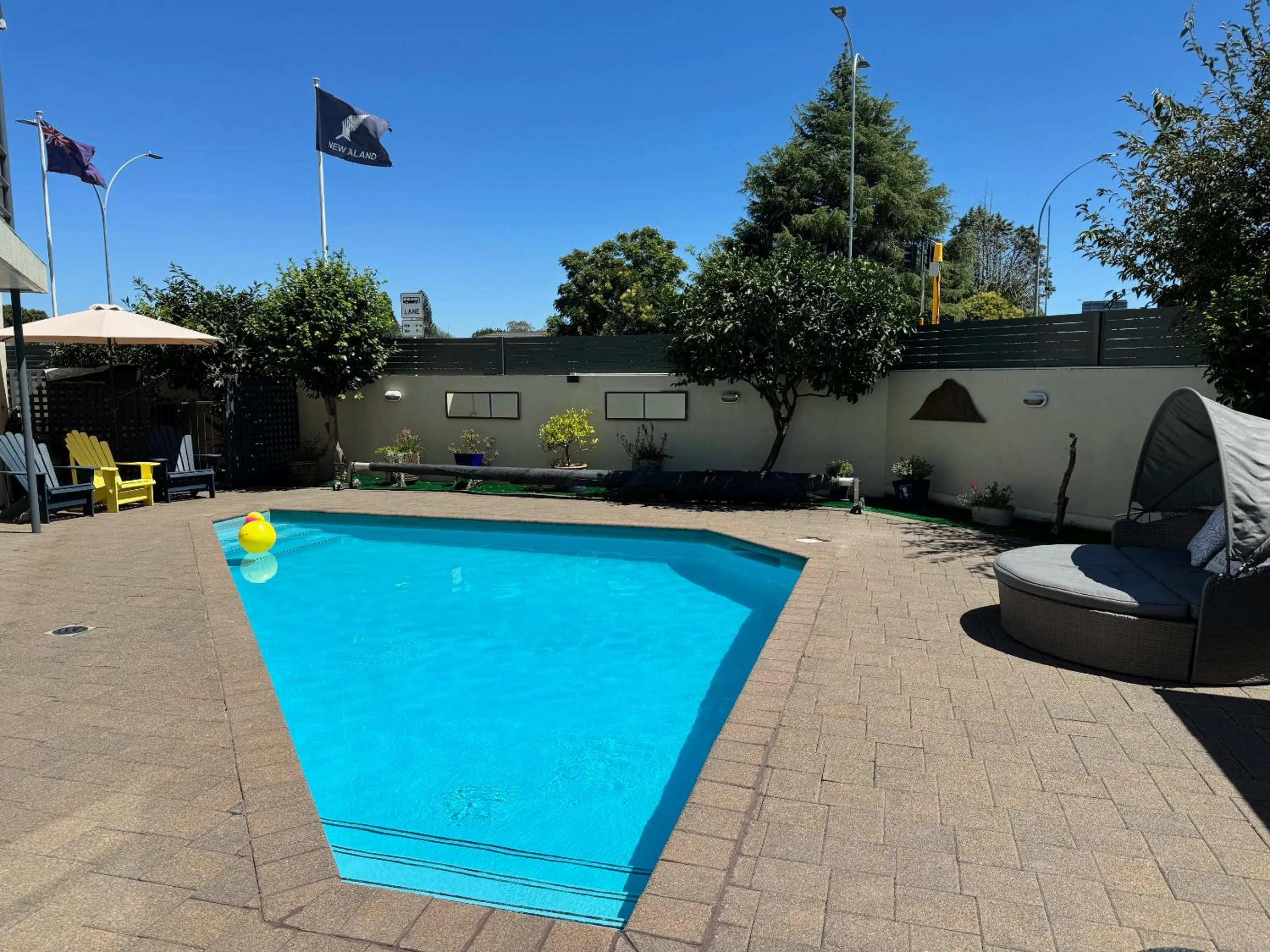Swimming pool in Academy Motor Inn