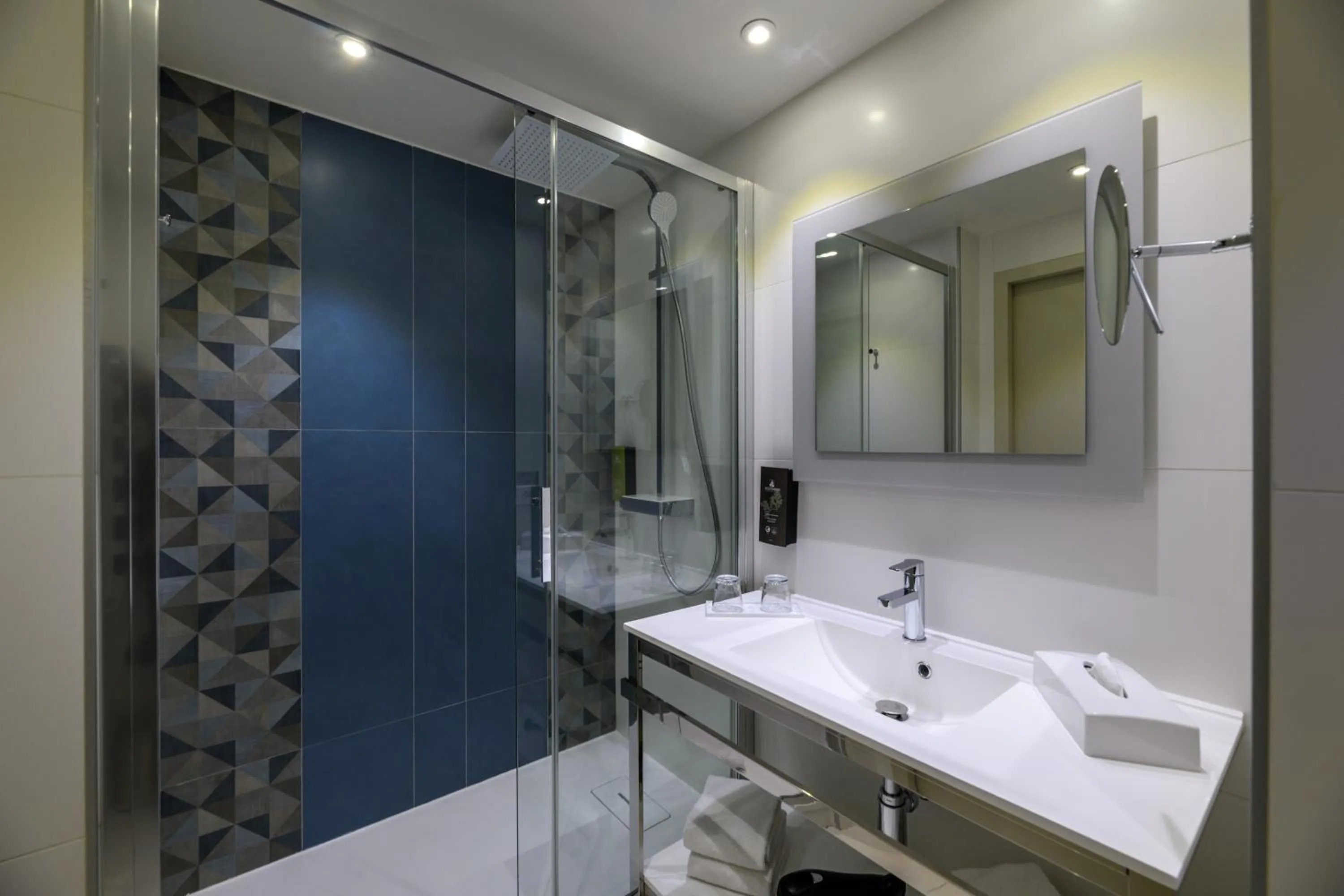 Shower in Best Western Plus Ajaccio Amirauté