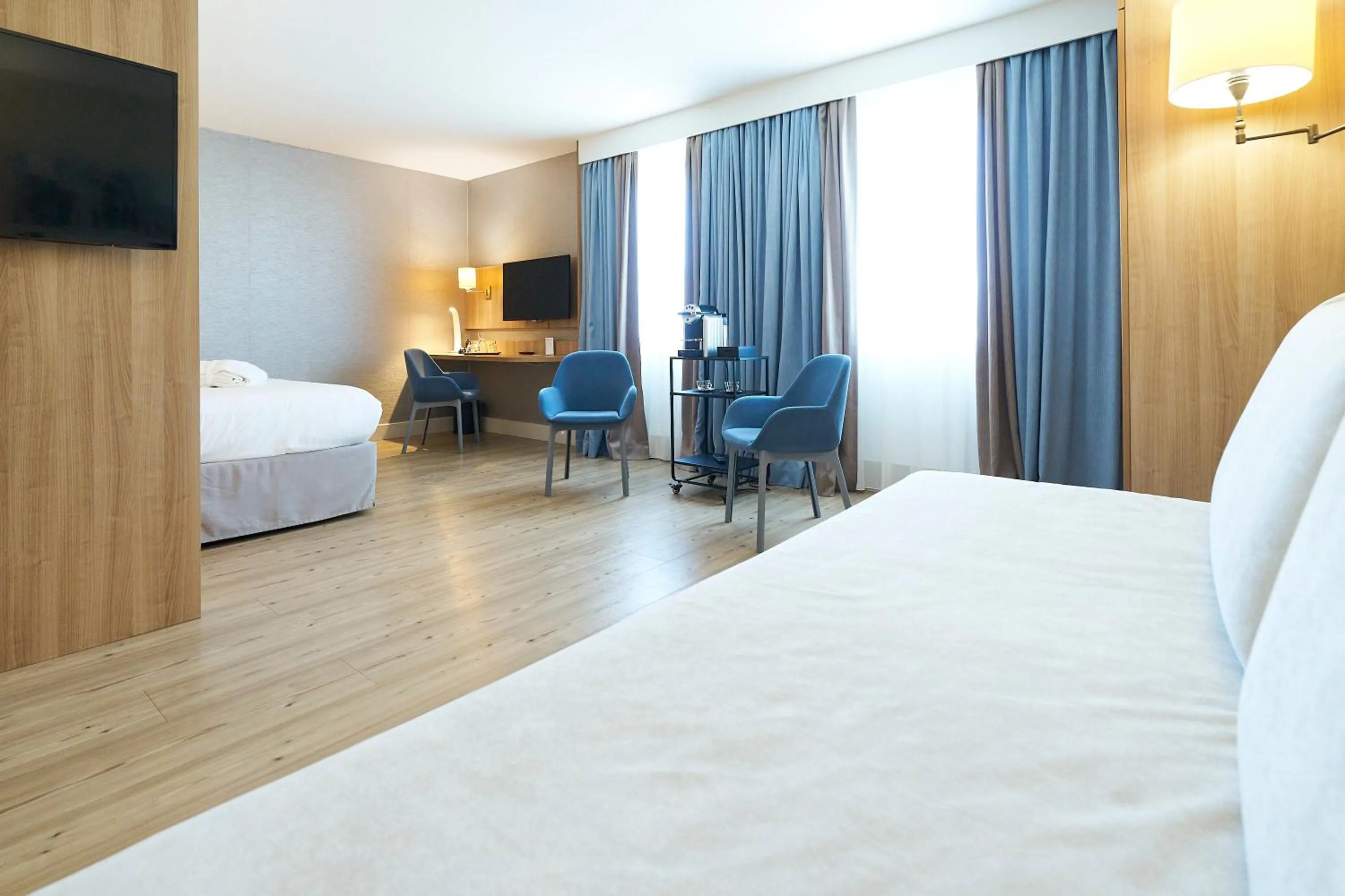 Living room, Bed in Best Western Plus Ajaccio Amirauté