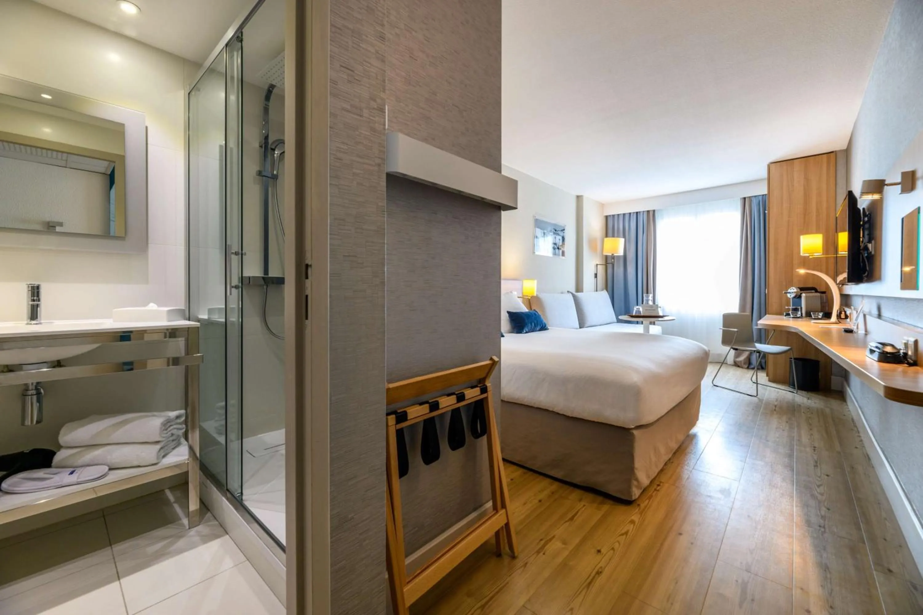 Bathroom, Bed in Best Western Plus Ajaccio Amirauté