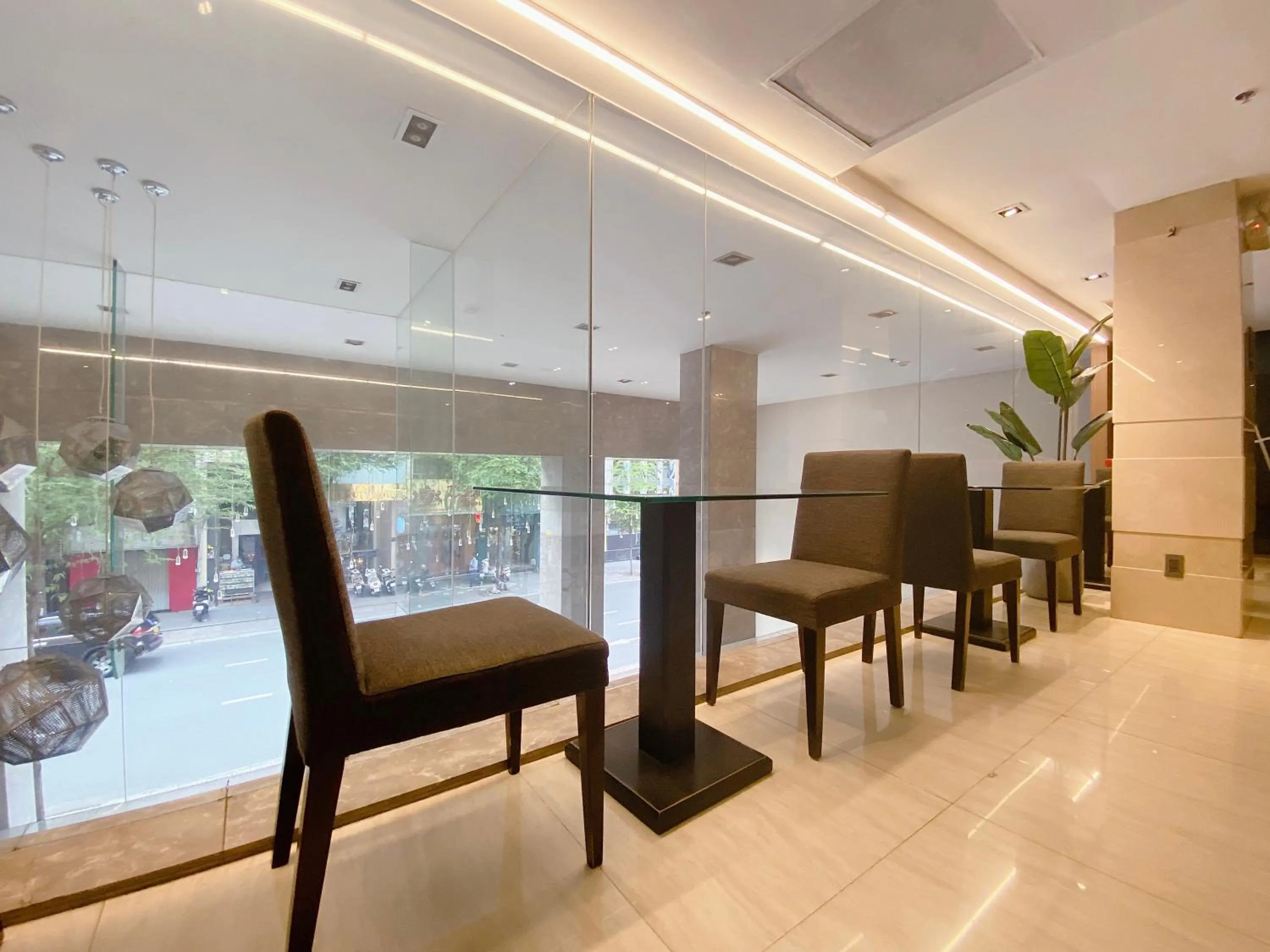 Restaurant/places to eat in The Luxe Hotel