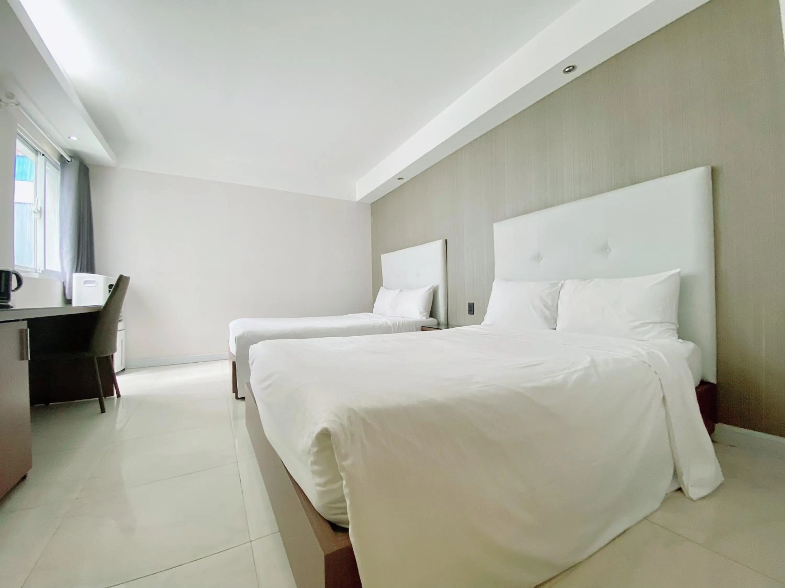 View (from property/room), Bed in The Luxe Hotel