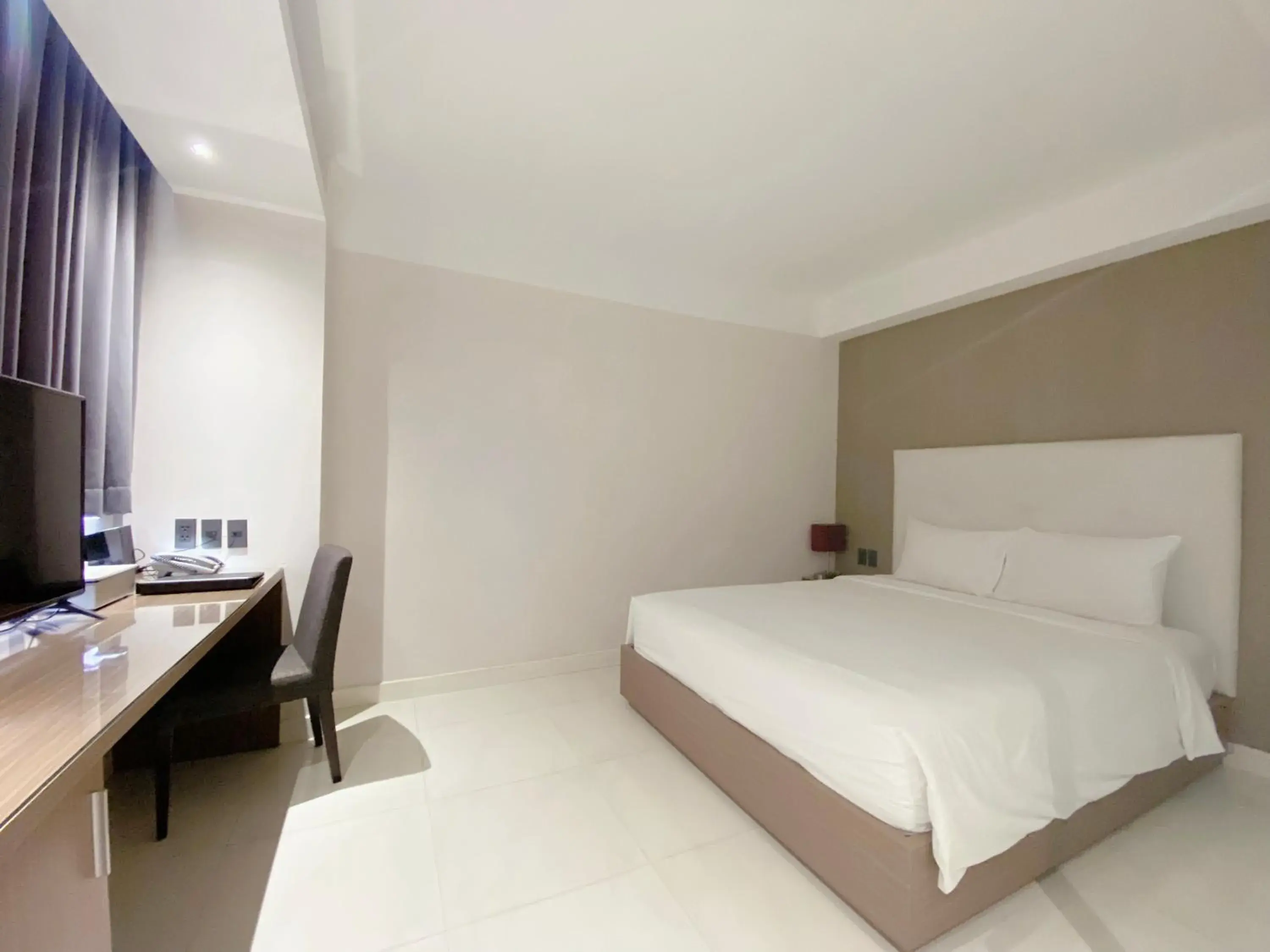 Premier Queen Room With Window in The Luxe Hotel Premier Queen Room With Window in The Luxe Hotel