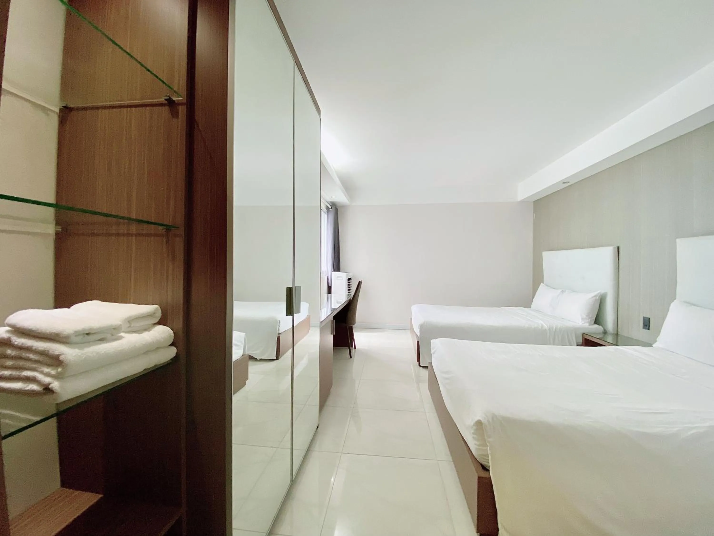 Bedroom, Bed in The Luxe Hotel