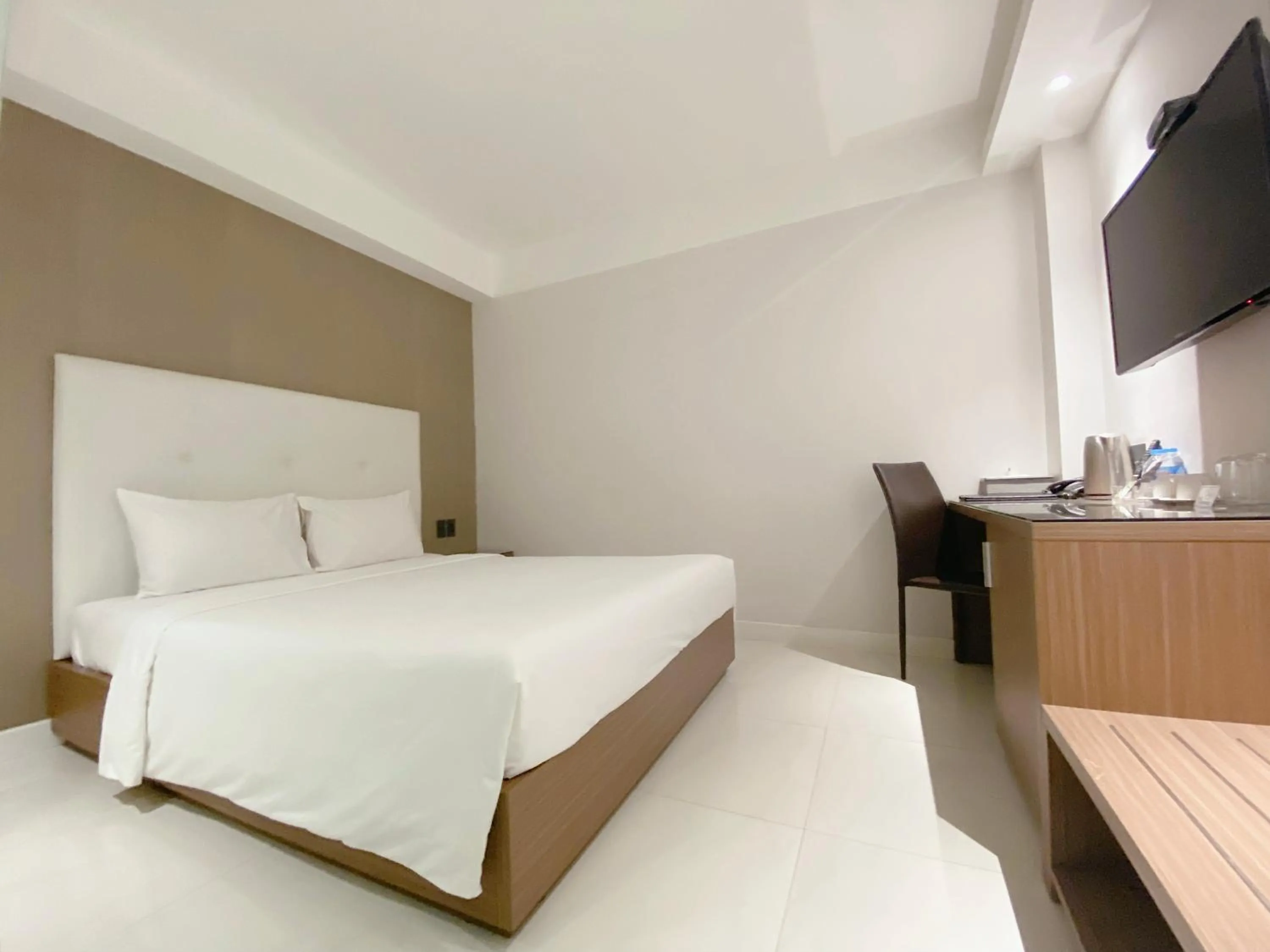 Bedroom, Bed in The Luxe Hotel