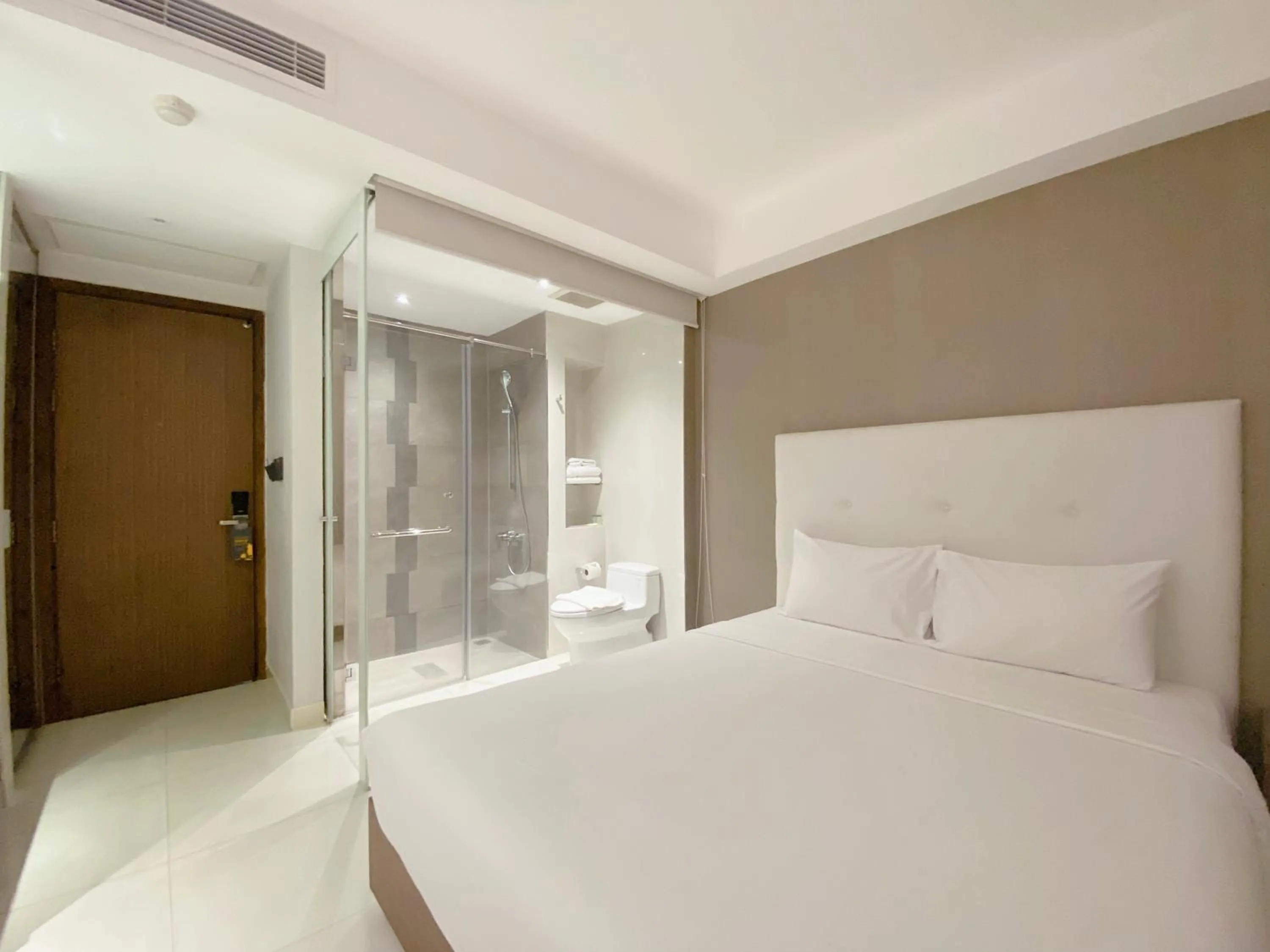 Bedroom, Bed in The Luxe Hotel