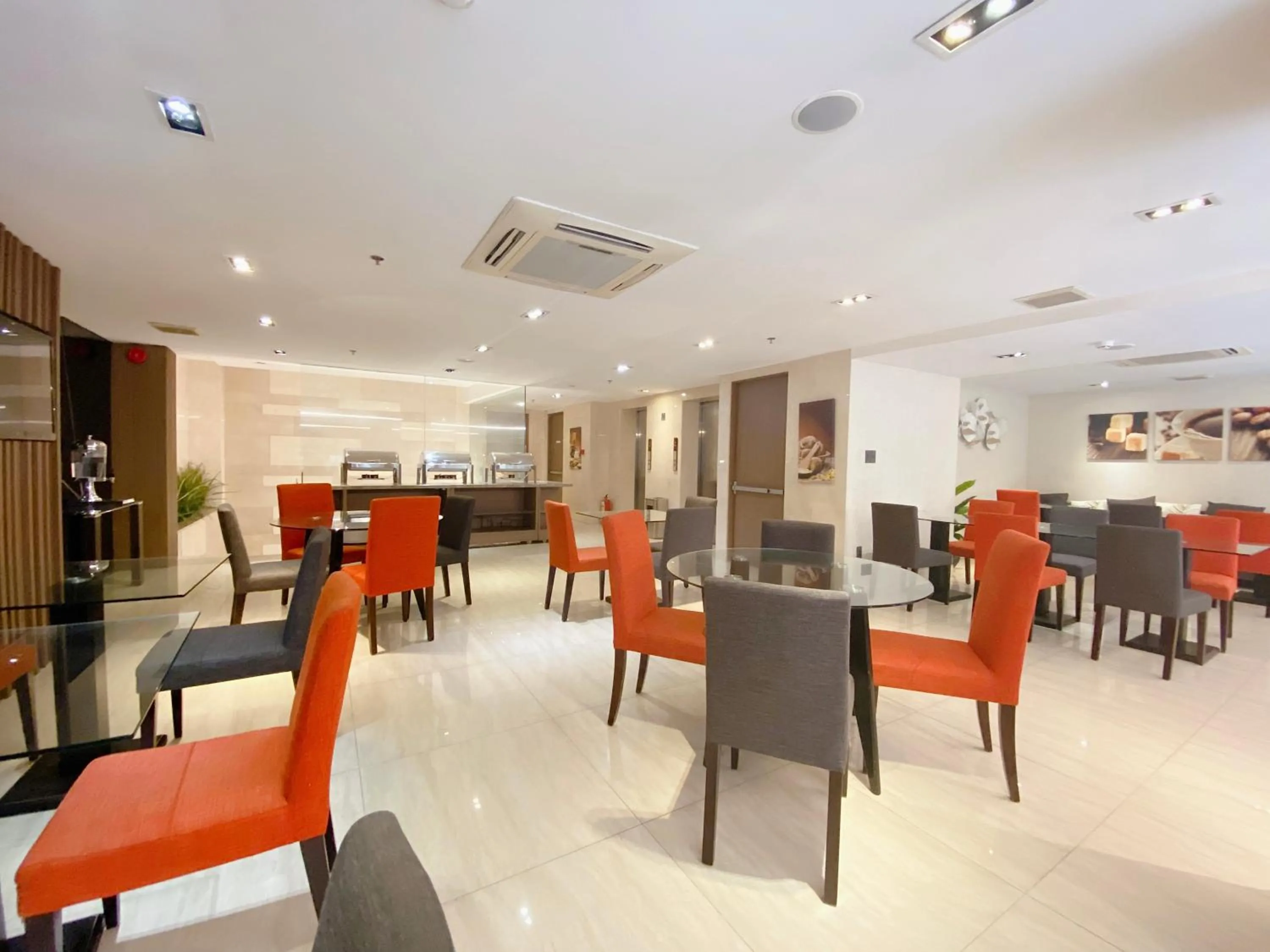 Restaurant/places to eat in The Luxe Hotel