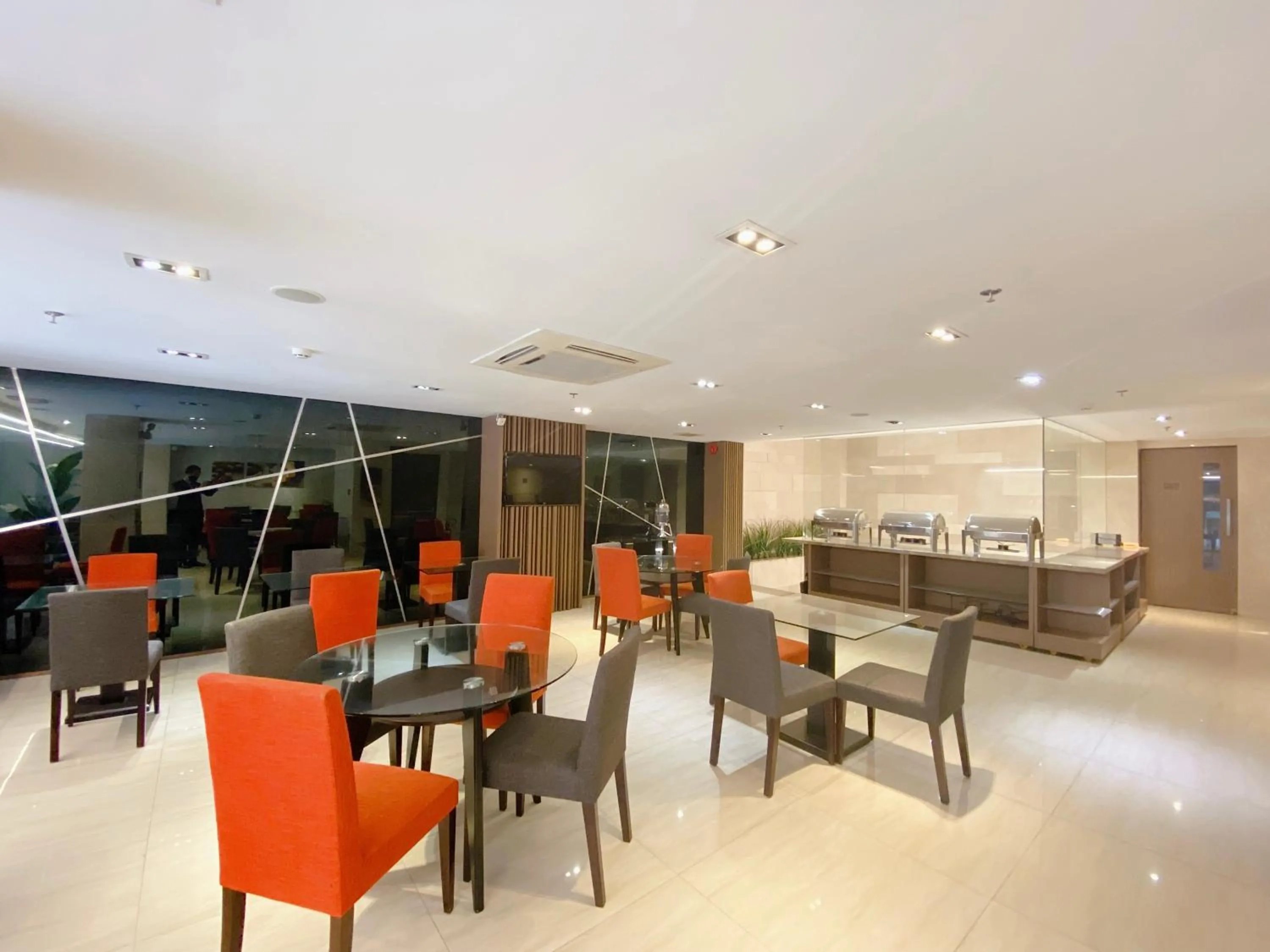 Restaurant/places to eat in The Luxe Hotel