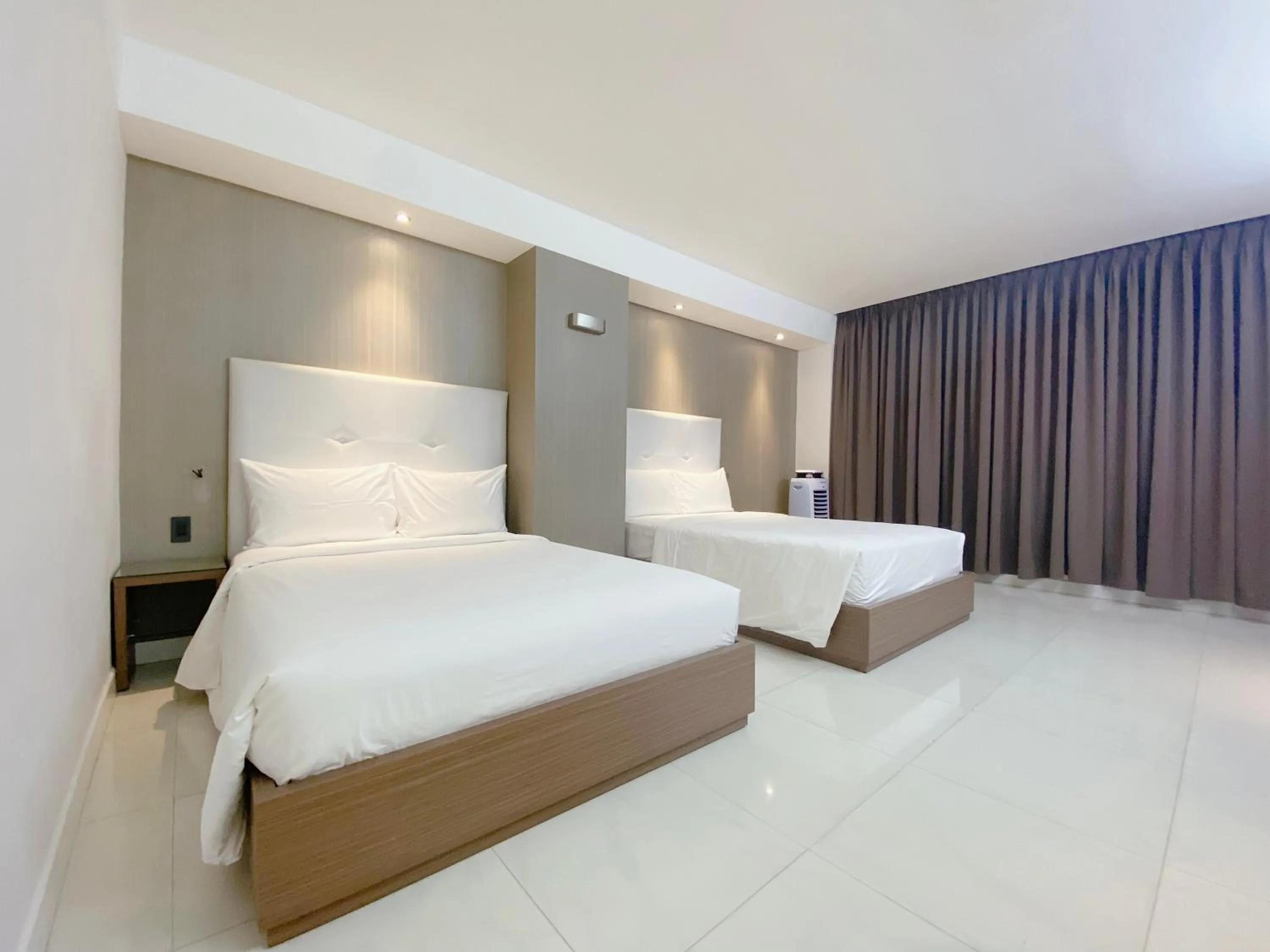 Bedroom, Bed in The Luxe Hotel