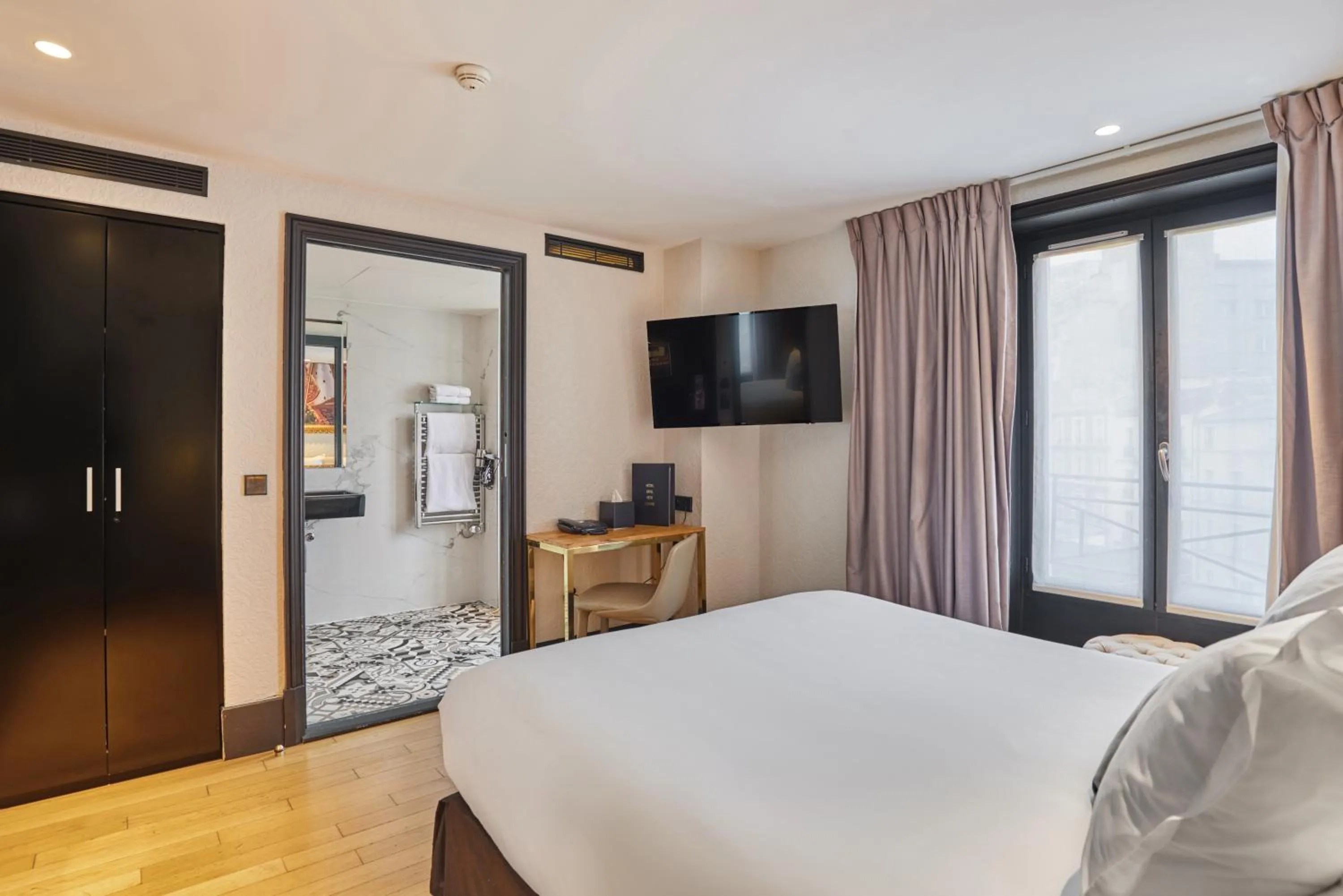 Bed in Hotel Eiffel Petit Louvre