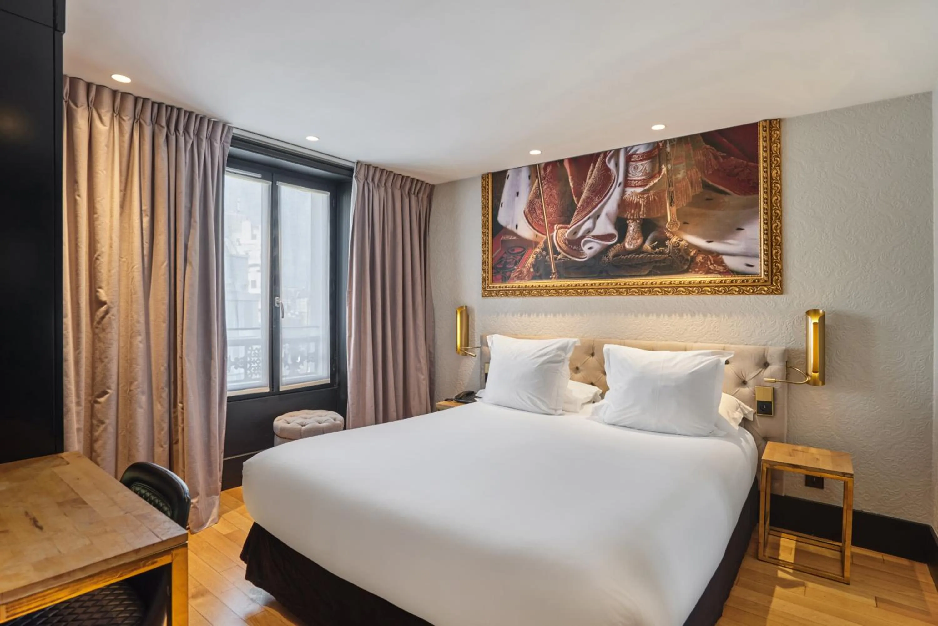 Bed in Hotel Eiffel Petit Louvre