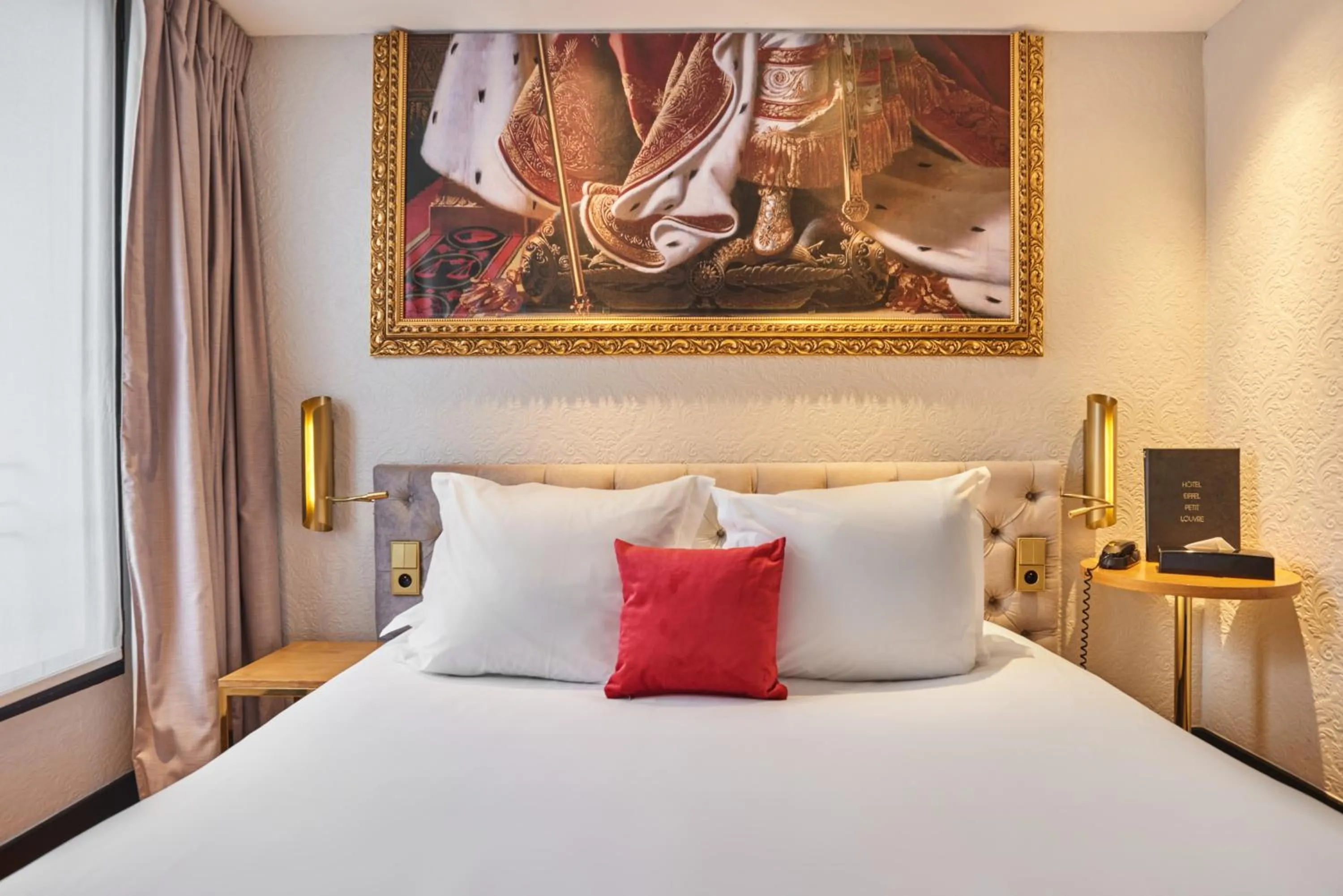 Bed in Hotel Eiffel Petit Louvre