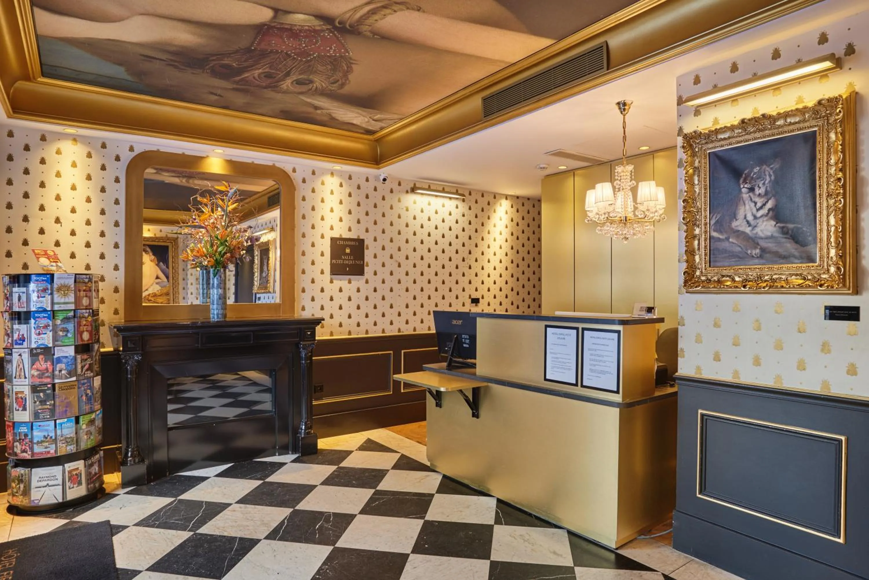 Lobby or reception in Hotel Eiffel Petit Louvre