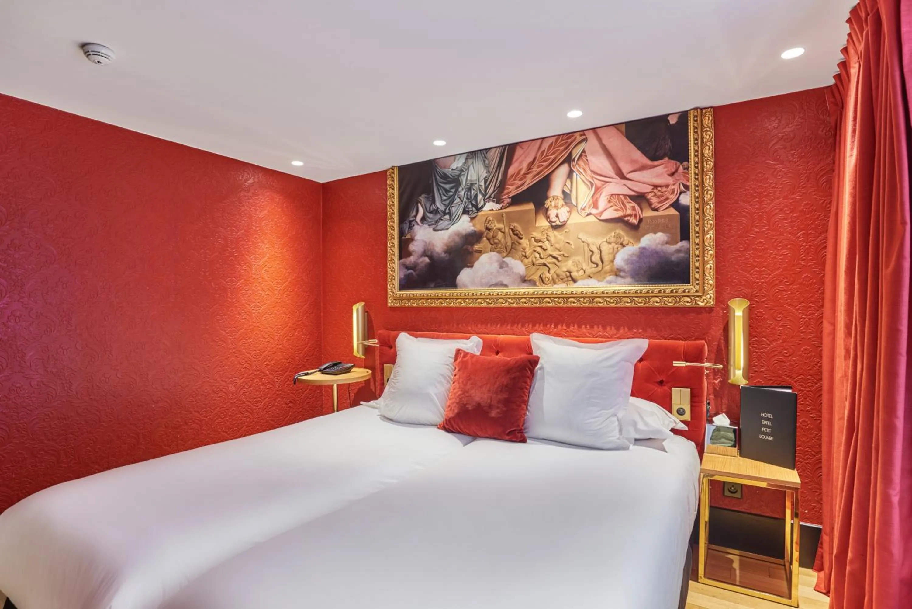 Bed in Hotel Eiffel Petit Louvre