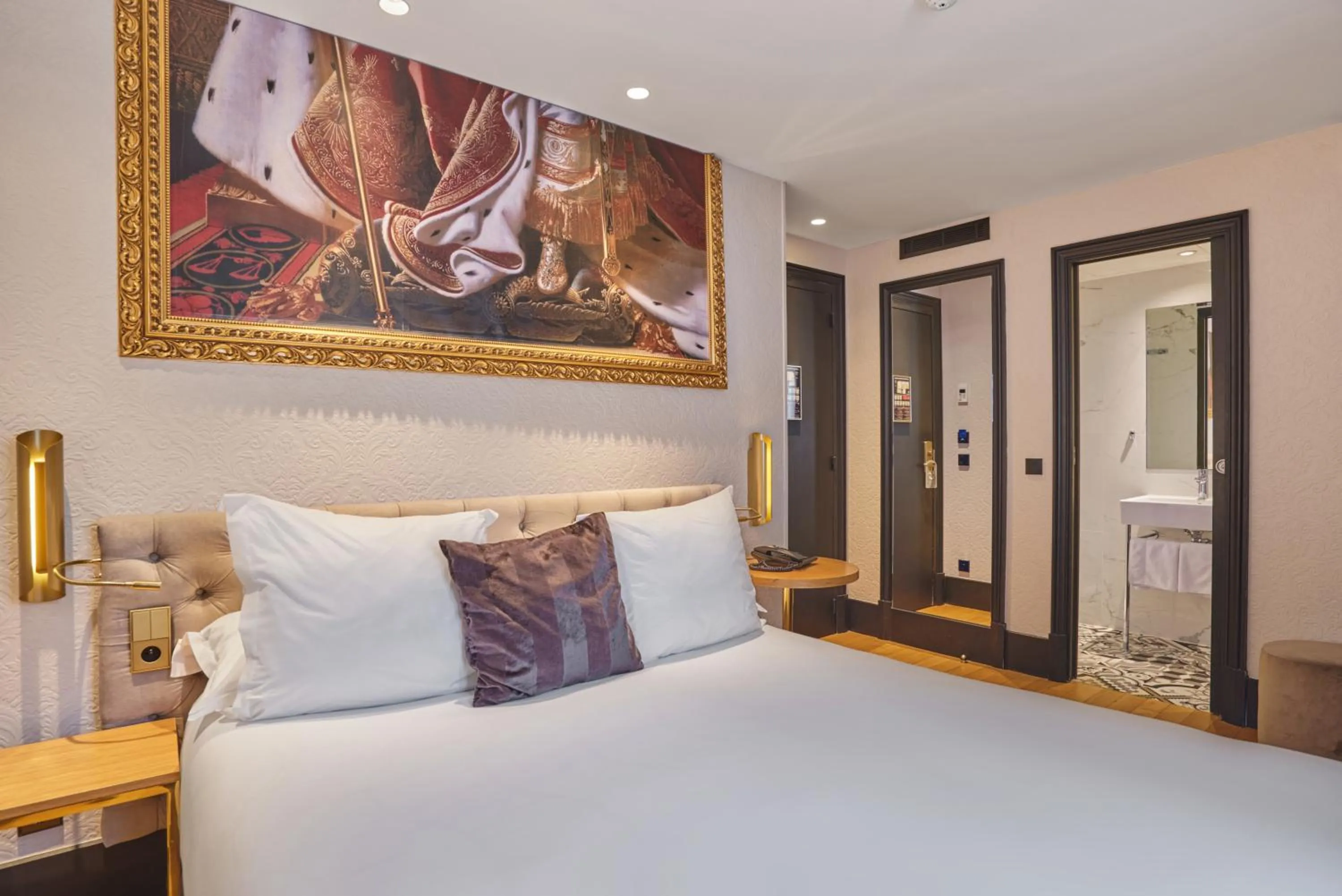 Bed in Hotel Eiffel Petit Louvre