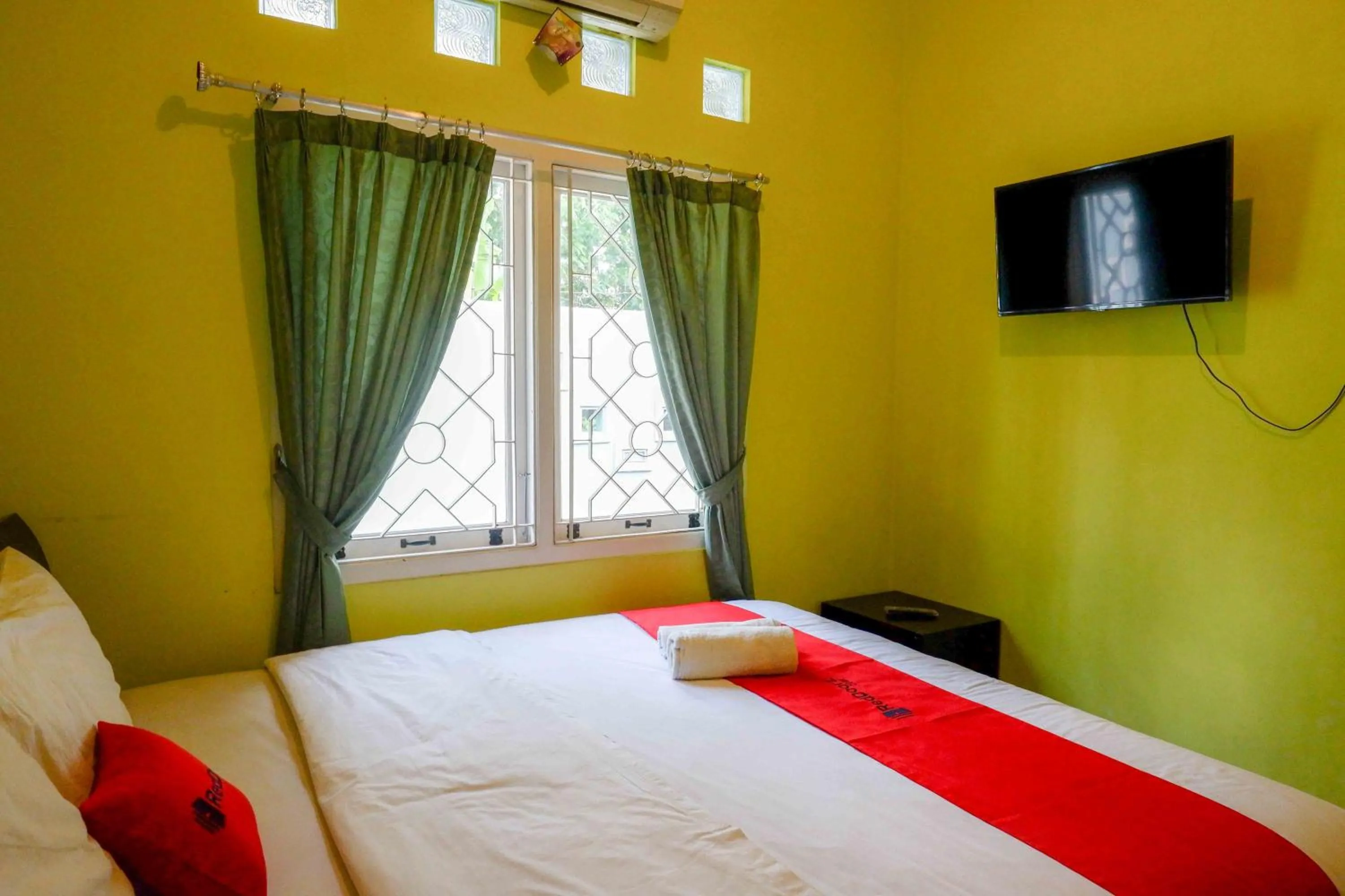 Bed in RedDoorz near Institut Pertanian Yogyakarta