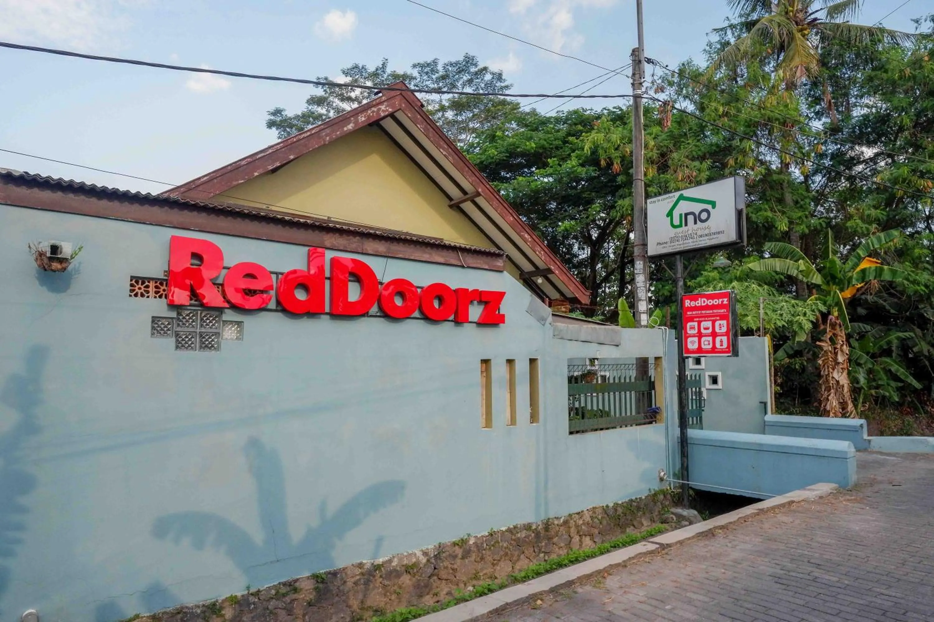 Facade/entrance in RedDoorz near Institut Pertanian Yogyakarta
