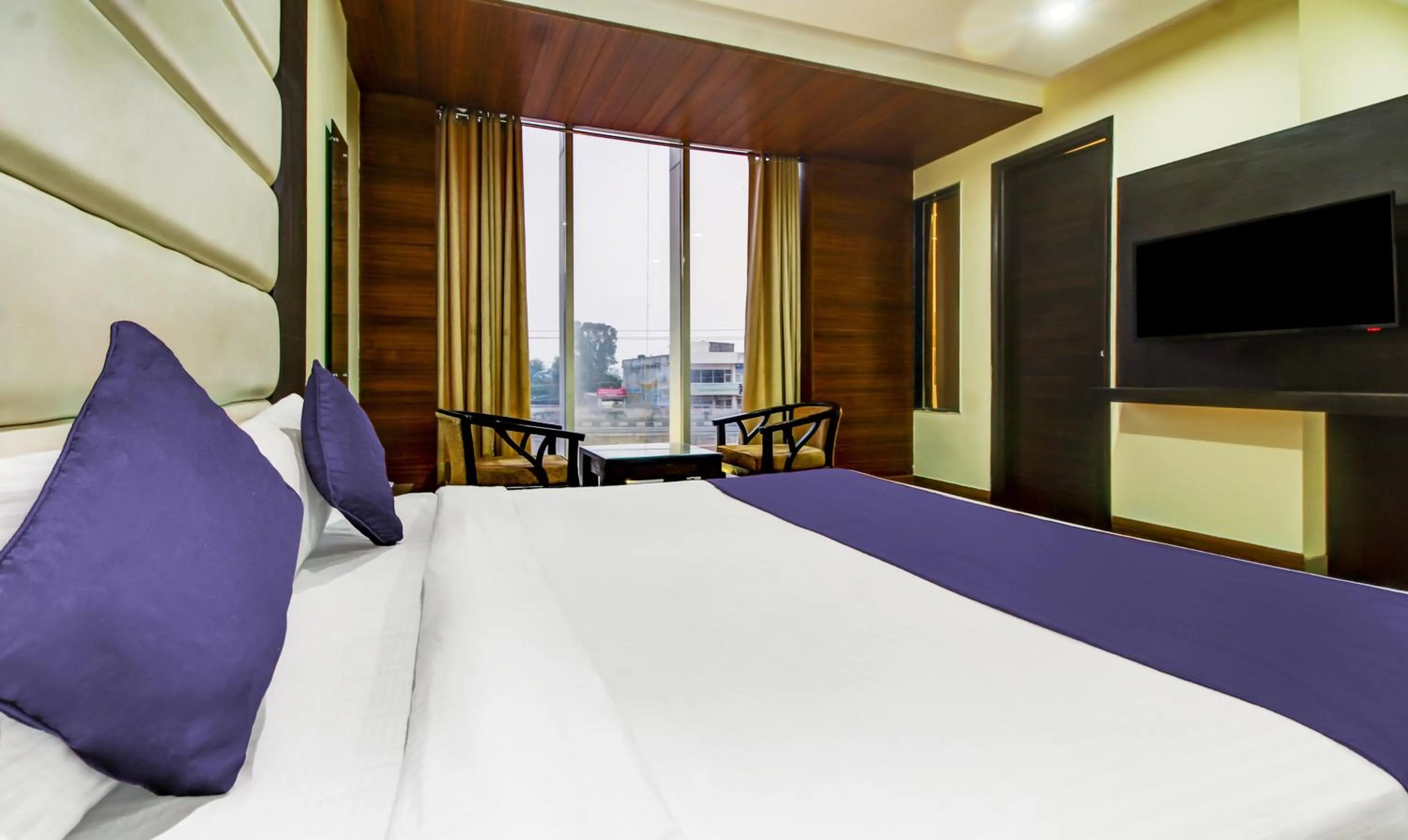 Communal lounge/ TV room, Bed in hotel the Diamond