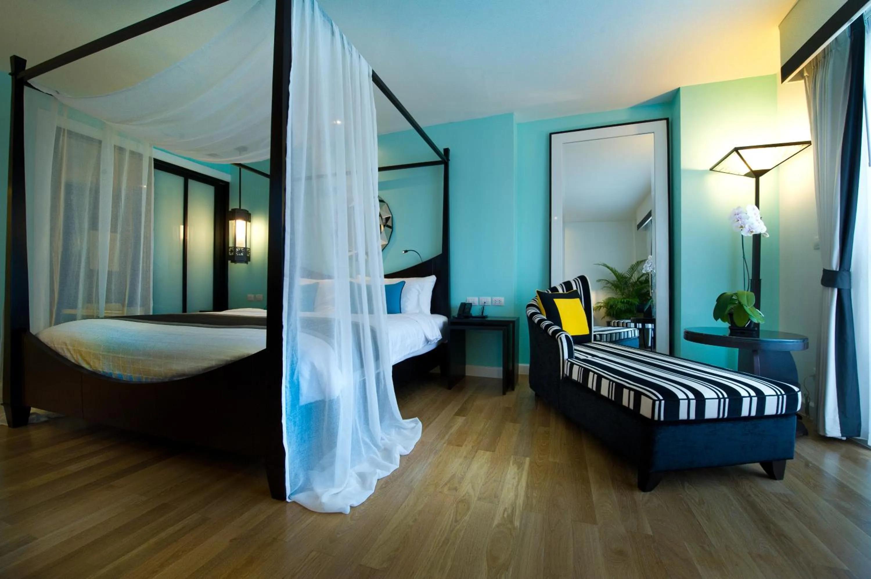 Photo of the whole room, Bed in Wave Hotel Pattaya