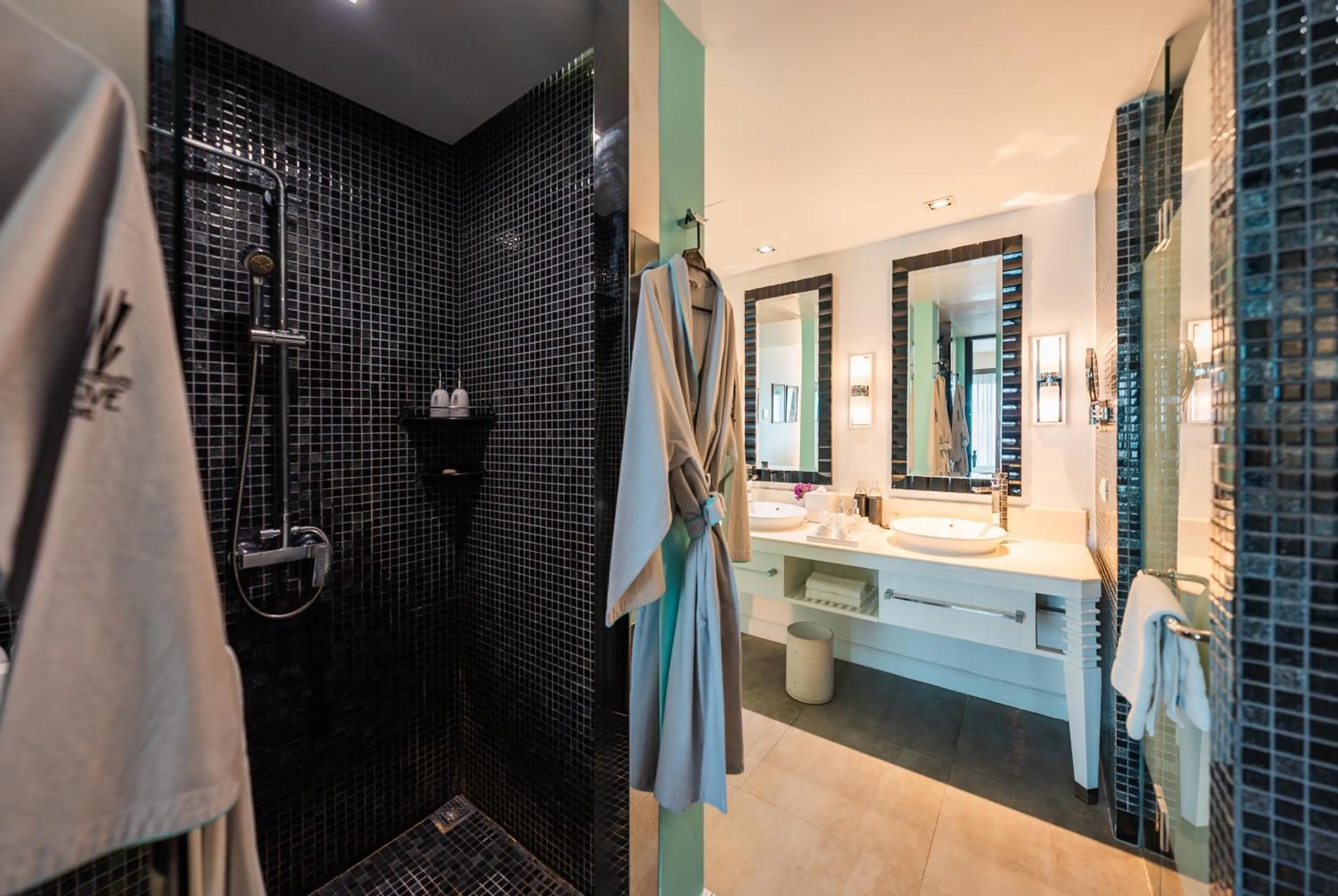 Bathroom, Bed in Wave Hotel Pattaya