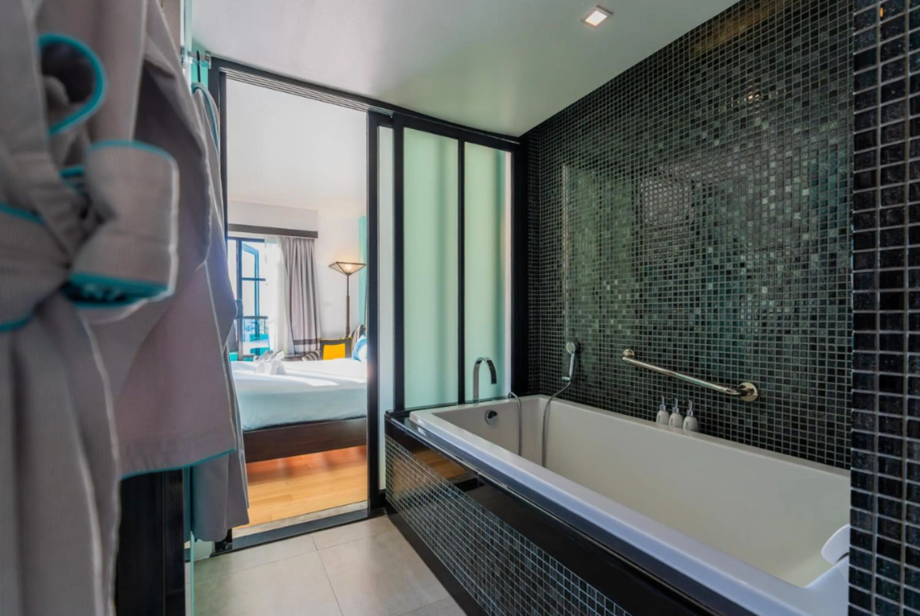 Bath, Bed in Wave Hotel Pattaya