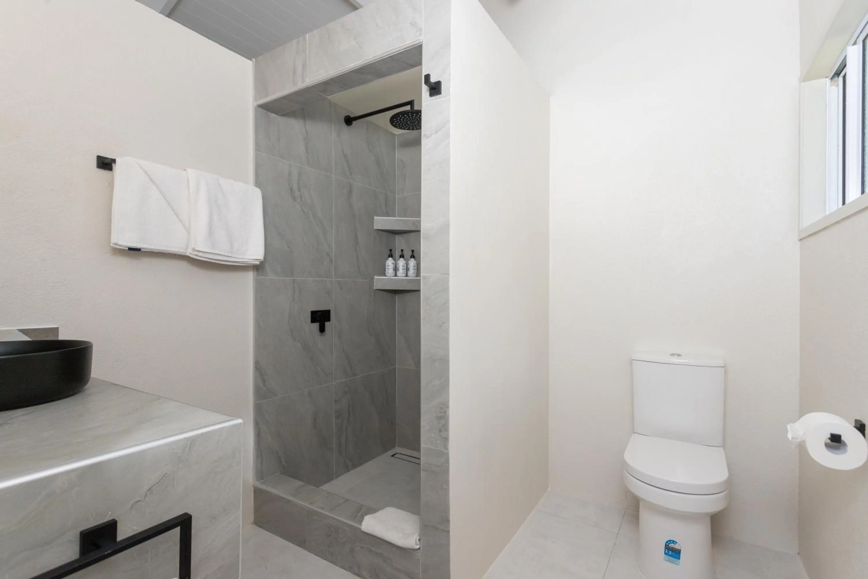 Bathroom in Muri Lagoon View Bungalows - Hillside Bungalow