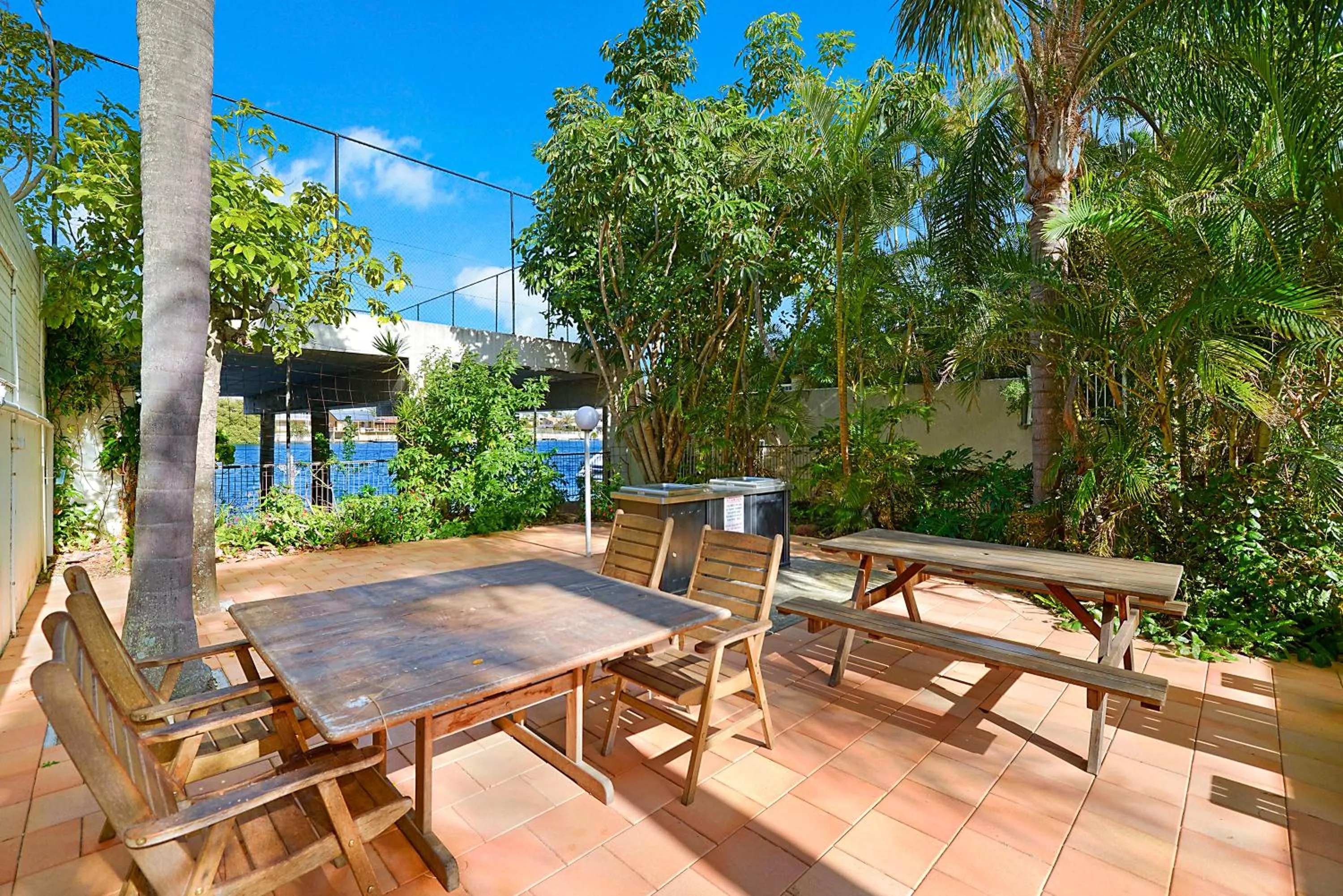 Restaurant/places to eat in Condor Apartments by Gold Coast Premium