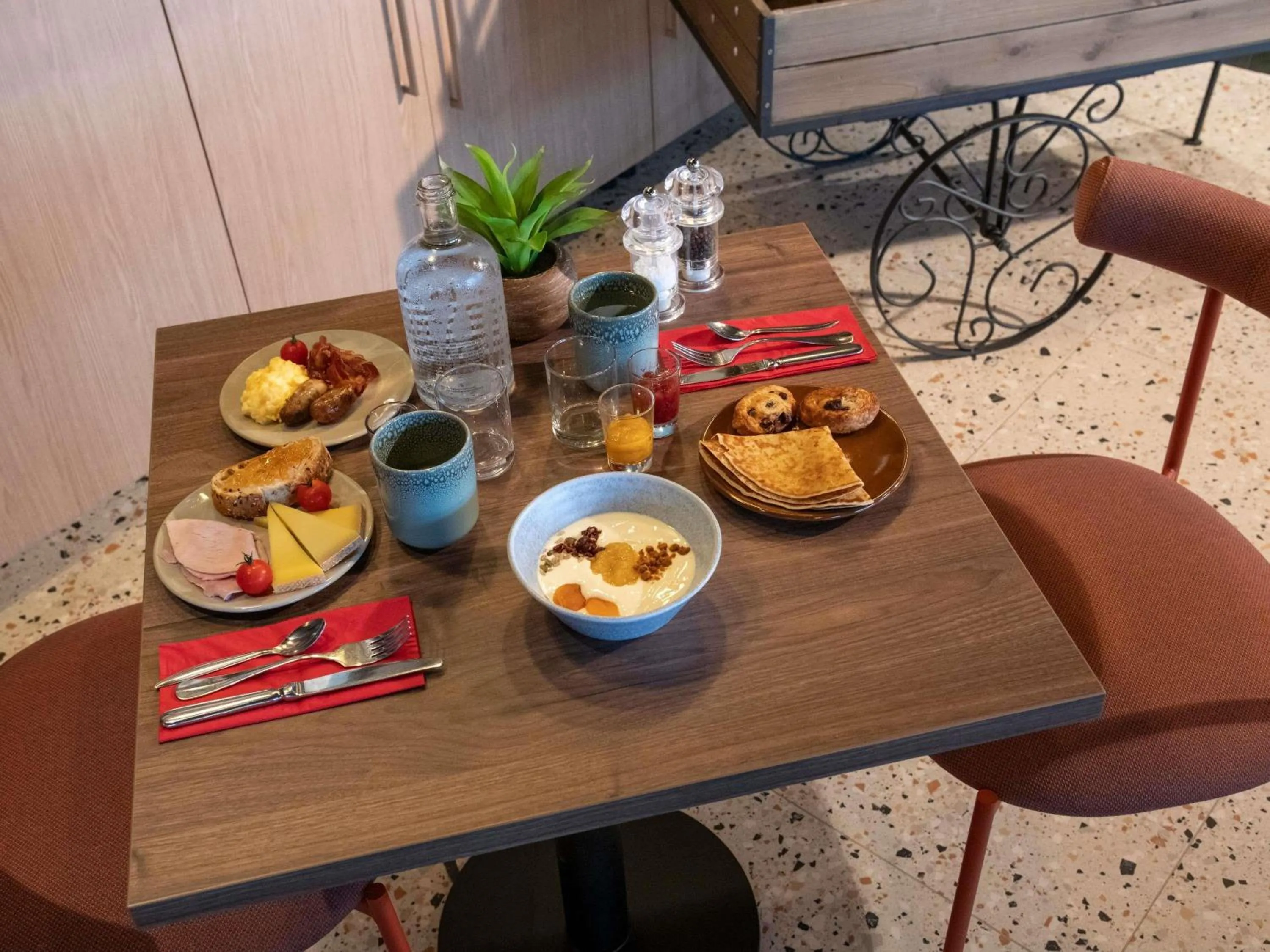 Restaurant/places to eat in Mercure Toulouse Aéroport Golf de Seilh