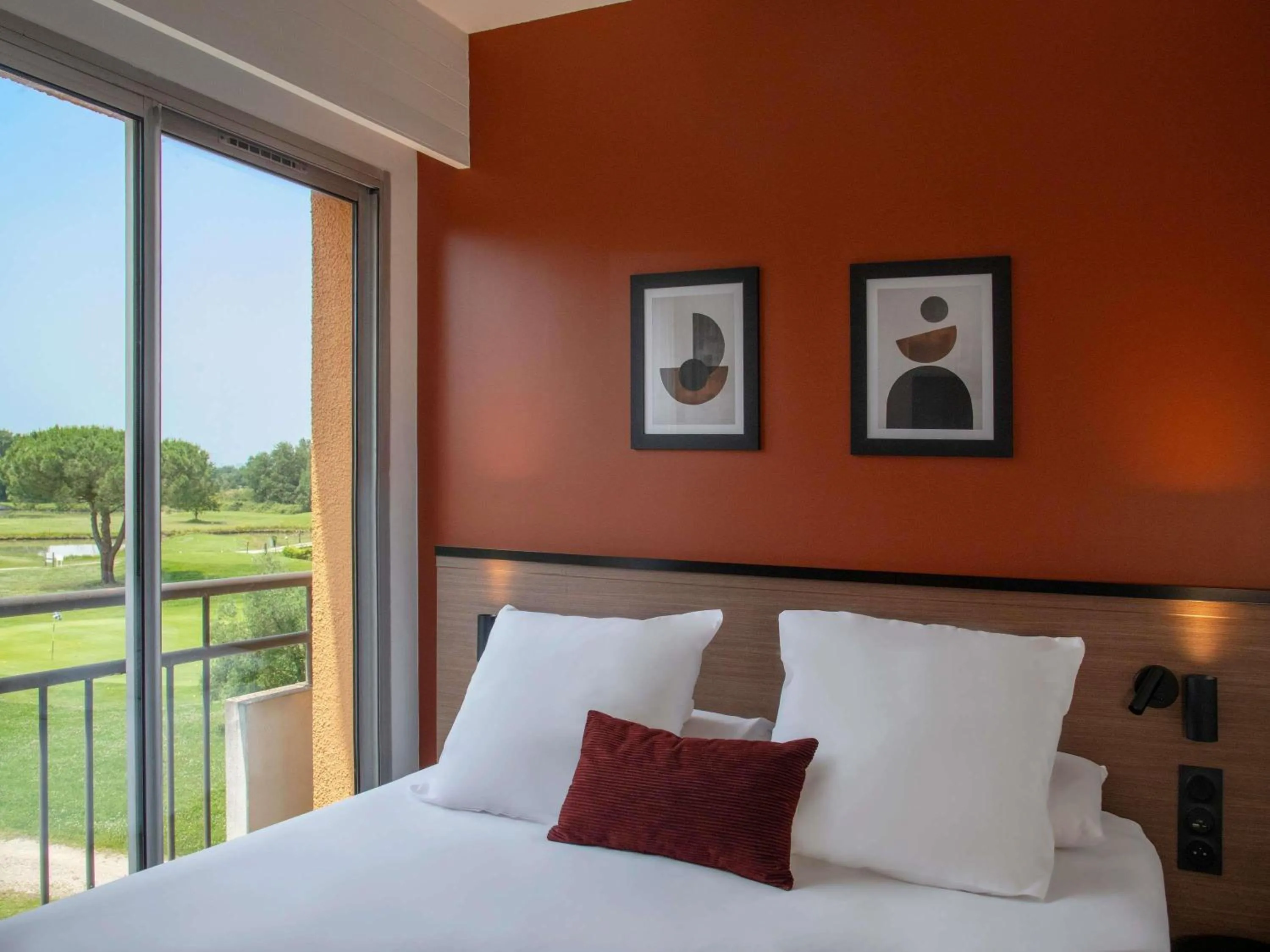 Bedroom, Bed in Mercure Toulouse Aéroport Golf de Seilh