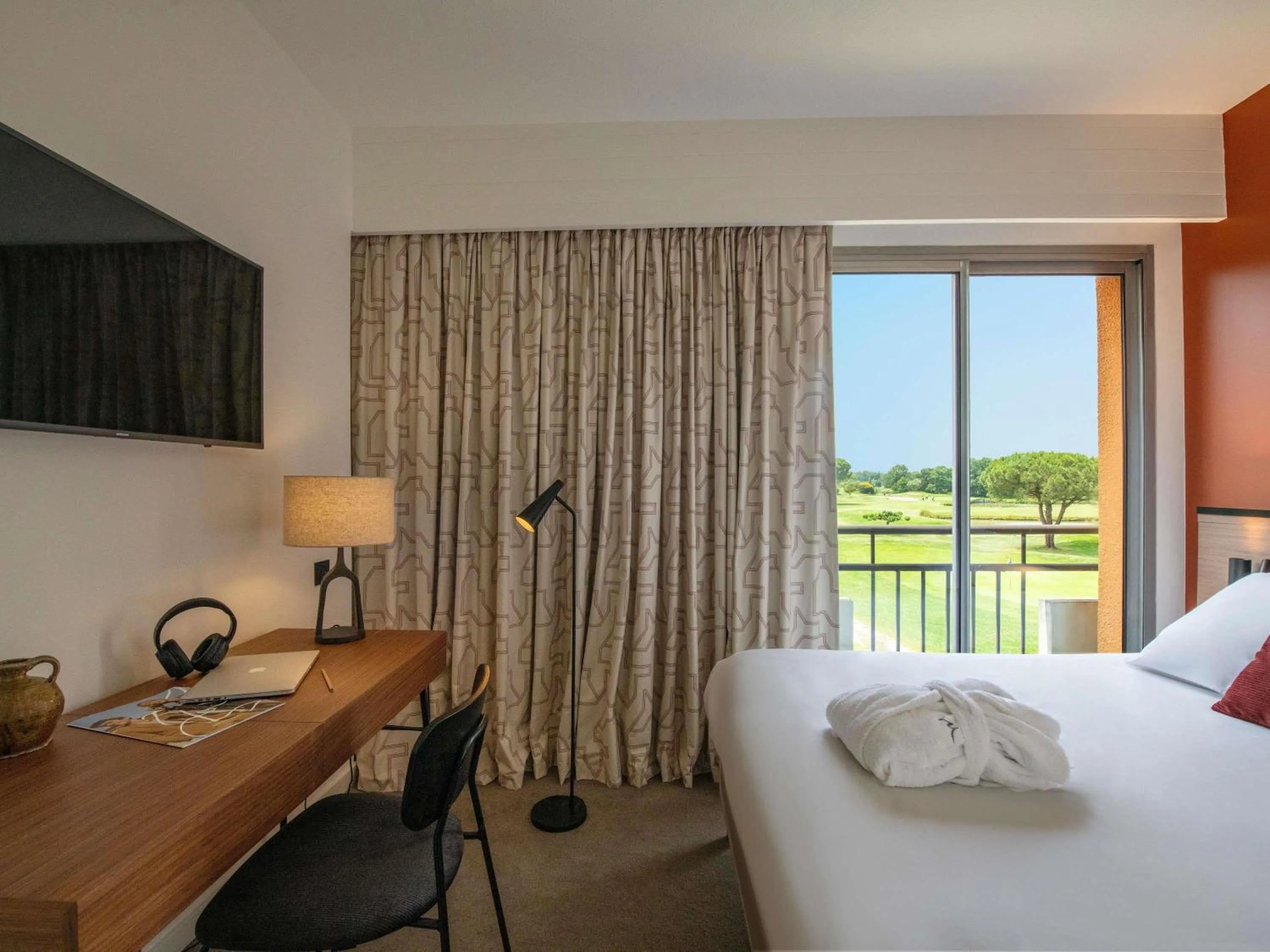 Bedroom, Bed in Mercure Toulouse Aéroport Golf de Seilh